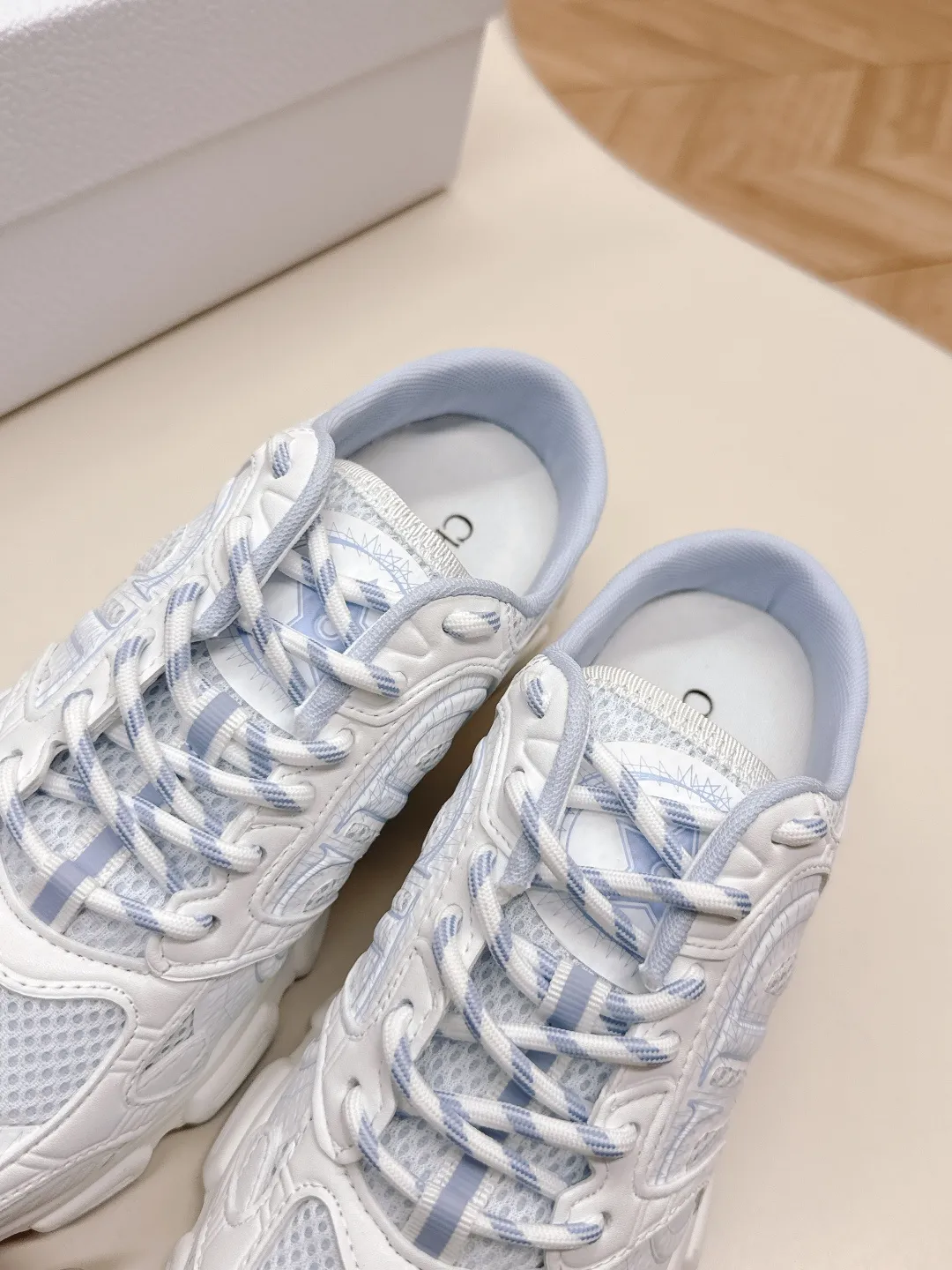 最新老爹半拖款 情侣款 迪奥 Dior Chrono p310 新款休闲运动鞋跑鞋老爹鞋 真的酷毙了,未来感十足!真的好飒!再次演绎了迪奥酷时尚的理念,幸运星为你加持好运,全新的EVA鞋底超轻超软!原版完美复刻!全对版材质 模具!!35-45