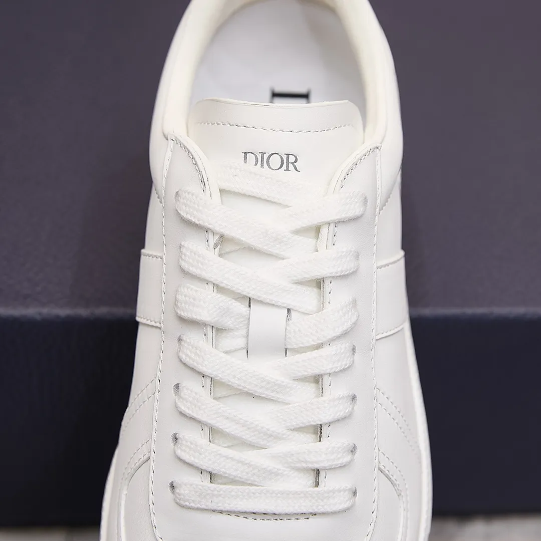 p260 迪奥 / Dior B01 Matchpoint 运动鞋 男女士 35-45 干邑色和白色光滑牛皮革搭配白色绒面革 迪奥德训薄底运动鞋 这款 B01 Matchpoint 运动鞋是二零二五秋季系列新品,标志着 Dior 经典款式的回归,以时尚优雅的廓形重新诠释。采用干邑色和白色光滑牛皮革精心制作,饰以白色绒面革拼接提升格调。鞋舌和内部侧面饰以 Dior 标志,鞋后跟饰以 CD Icon 标志。搭配棕色橡胶鞋底,点缀以 Dior 标志,可与 Dior Icons 限定系列的各式造型搭配,打造精致造型。 主体:牛皮革,绒面牛皮革 里料:羊皮革 鞋舌饰以 Dior 标志 内部侧面饰有 Dior 标志 鞋跟饰以 CD Icon 标志 低帮 鞋带开合 琥珀色橡胶外底搭配 Dior 标志 拼接结构 内含防尘袋 另附白色鞋带一副