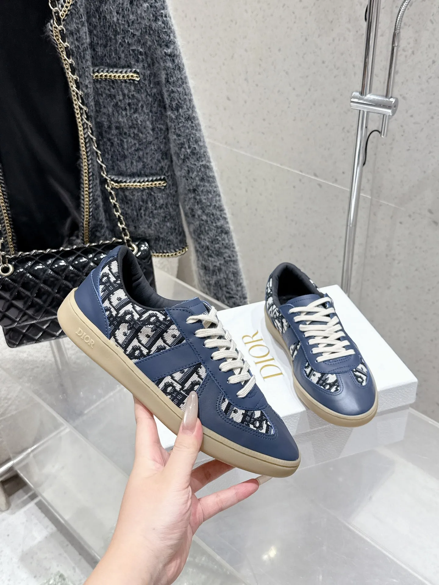 💰290 #情侣款 顶级版本 25 Dior 迪奥最新 B01系列 Matchpoint 情侣款 德训鞋 休闲 运动鞋 休闲板鞋 原版购入开发 做货 这款 B01 Matchpoint运动鞋是二零二五秋季系列新品，标志着 经典款式的回归，以时尚优雅的廓形重新诠释。采用黑色和白色光滑牛皮革精心制作，饰以灰色绒面革拼接提升格调。鞋舌和内部侧面饰以 标志，鞋后跟饰以 Icon 标志。搭配琥珀色橡胶鞋底，点缀以 标志，可与 Icons 限定系列的各式造型搭配，打造精致造型. ✔️面料 : 原版定制进口头层牛皮 ✔️内里 : 柔软进口牛皮里 ✔️鞋底 : 原版开模防滑TPU材质 ✔️Size : 35-45（女40 男45 定做不退换）