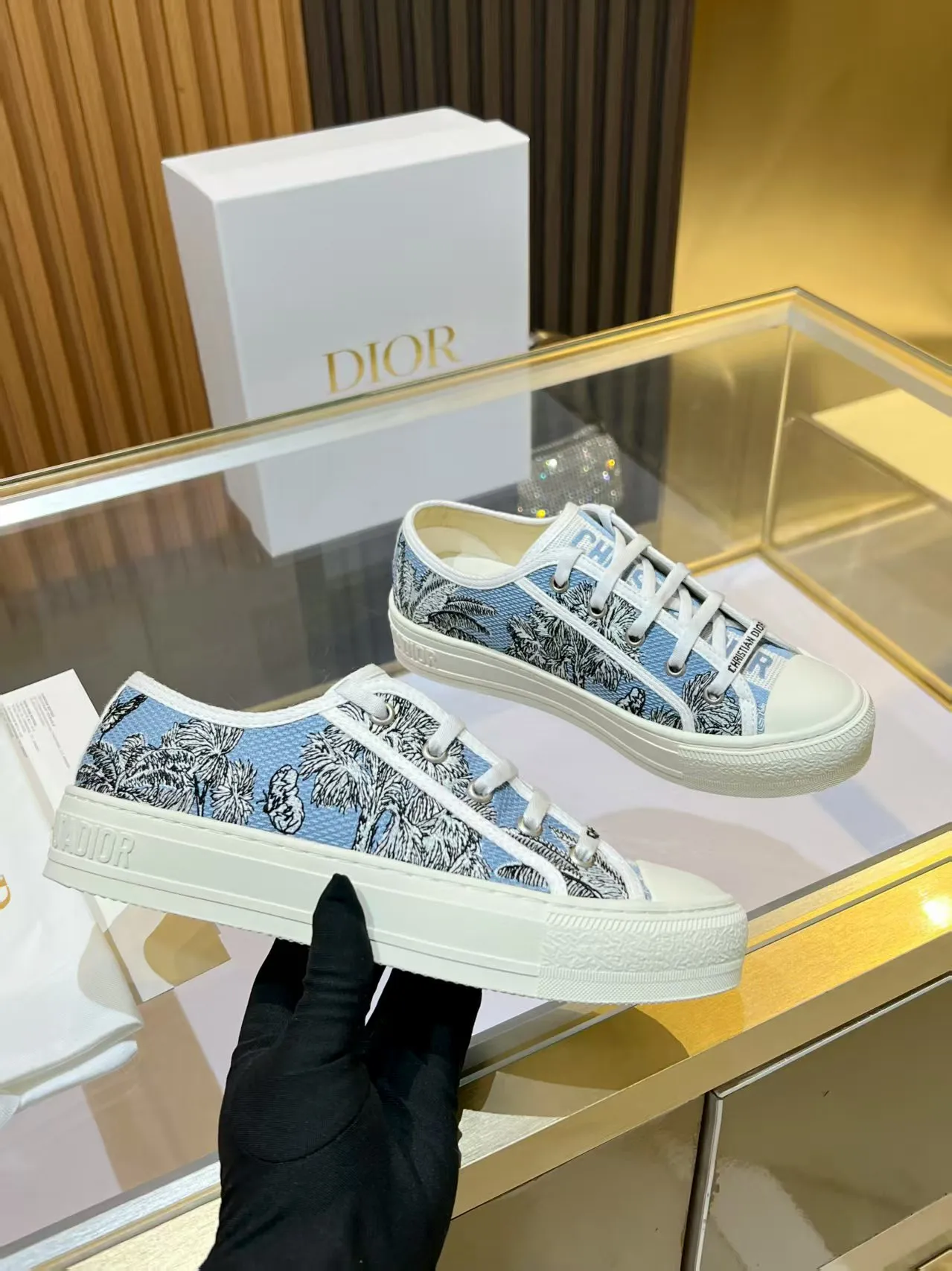 P230 上新啦 🔥🔥DIOR（迪奥）Dioriviera Walk'n'Dior 运动鞋，采用太空蓝和白色棉质刺绣 Palms 茹伊印花设计 在时尚的舞台上，Dior刺绣鞋是当之无愧的主角。细腻的针法游走于鞋面，每一针都倾注了匠人的心血，每一线都编织着艺术的诗篇。从繁复的花卉图案到灵动的几何纹理，刺绣如同赋予鞋子生命的魔法，让它在静态中也能展现出动态的美感。 穿上Dior刺绣鞋，仿佛踏入了一个充满艺术气息的梦幻世界。它不仅是一双鞋，更是一件行走的艺术品，将时尚与文化完美融合。无论是漫步在繁华的都市街头，还是出席重要的社交场合，Dior刺绣鞋都能为你的造型增添独特的魅力，成为众人瞩目的焦点。 选择Dior刺绣鞋，就是选择一种对品质的执着追求，对时尚的独特理解。让它陪伴你走过每一个精彩瞬间，留下属于你的时尚印记。 材质：内里羊皮 垫脚 丝绸牛皮 码数 35-41 跟高 3.5cm