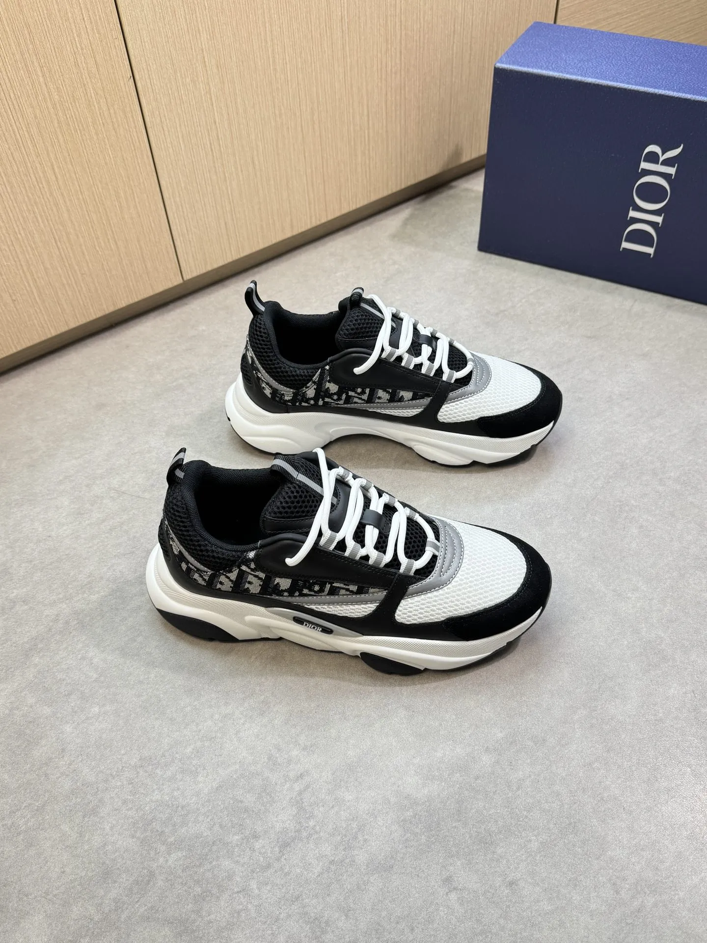 【 Dior】迪奥 P430💰 -高端品质 原单🔍🔍🔍休闲运动鞋 -鞋面：🔝纳帕小牛皮、高丝光网帆布匹、品牌图腾布匹、鞋舌.后跟；反光品牌织带 -内里：品牌帆布 -原版：超轻TPU发泡&middot;橡胶；双色成型大底 -超高品控&middot;做工精细：凸显(高端&middot;贵气&middot;档次) -Size ：39-44（38、45、46，47，可订做)&middot;D9285