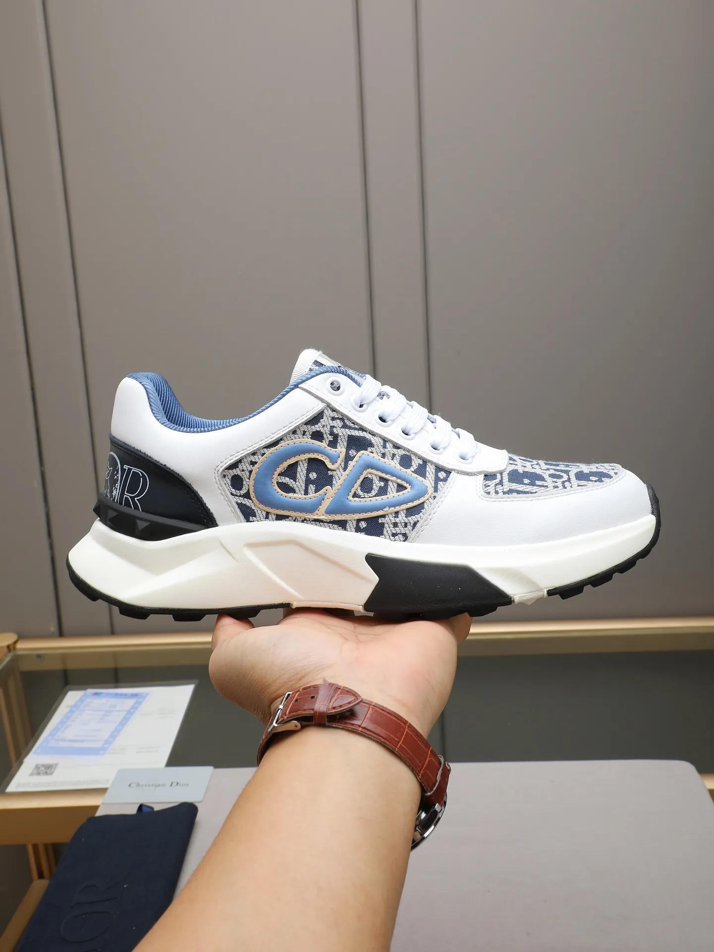 🆕🆕🆕PPP230 Dior迪奥前卫百搭时尚男鞋私版开模，小牛皮拼接迪奥专用防水布料，时尚干脆、大气个性更潮更抢眼更追求档次，它将颠覆旧念，与您共度时尚潮人必备! 必自留 ! 高大上的舒适大低，高端品质做工。码数：38-44 （45定做）4色供亲选[亲亲][亲亲][亲亲]