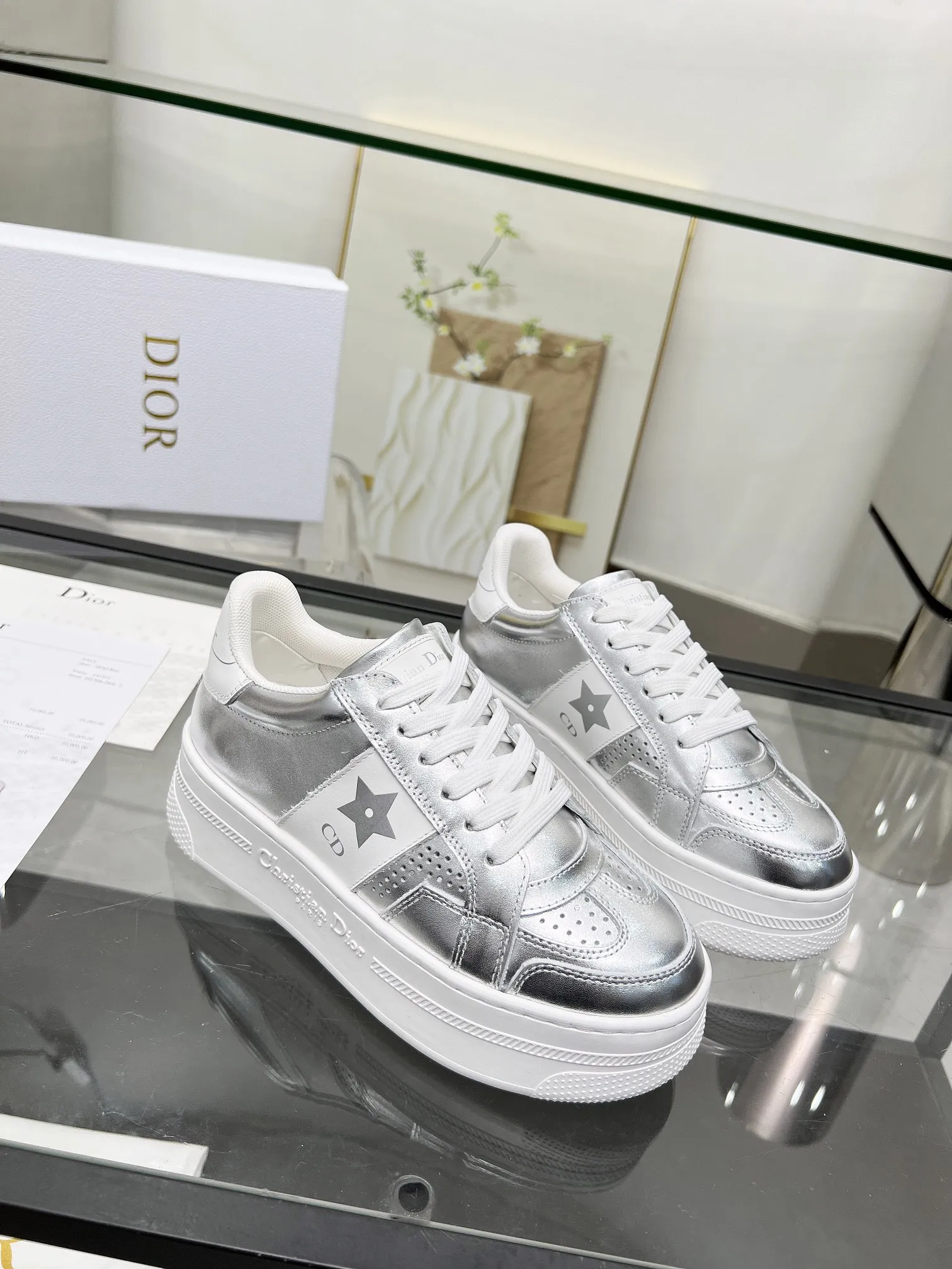 p230 [庆祝]迪家新花色官网同步更新啦 这款 Dior Star运动鞋是一款时尚单品，明星运动鞋，提高了现代风格的标志线。鞋面采用银色贴膜皮精心裁制而成，两侧则饰有银色CD签名和星星图案，彰显独特魅力。厚而超轻的标志性鞋底增高5cm，这款运动鞋一年四季都可以与休闲装搭配 码数：35-41 欢迎上图下单[玫瑰][玫瑰][玫瑰]
