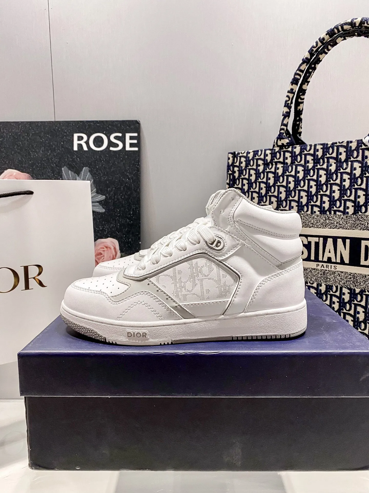 橙子出厂价💰140,男码+10 Dior 迪奥 B27系列 运动鞋 滑板鞋 休闲鞋 情侣款 高帮# 这款运动鞋是该系列新品,延续经典款式。“CD Icon”造型的鞋带孔眼巧妙精致,双色TPU鞋底、后侧鞋口和鞋跟处均带有品牌标志性细节,提升格调。 码数:35-45