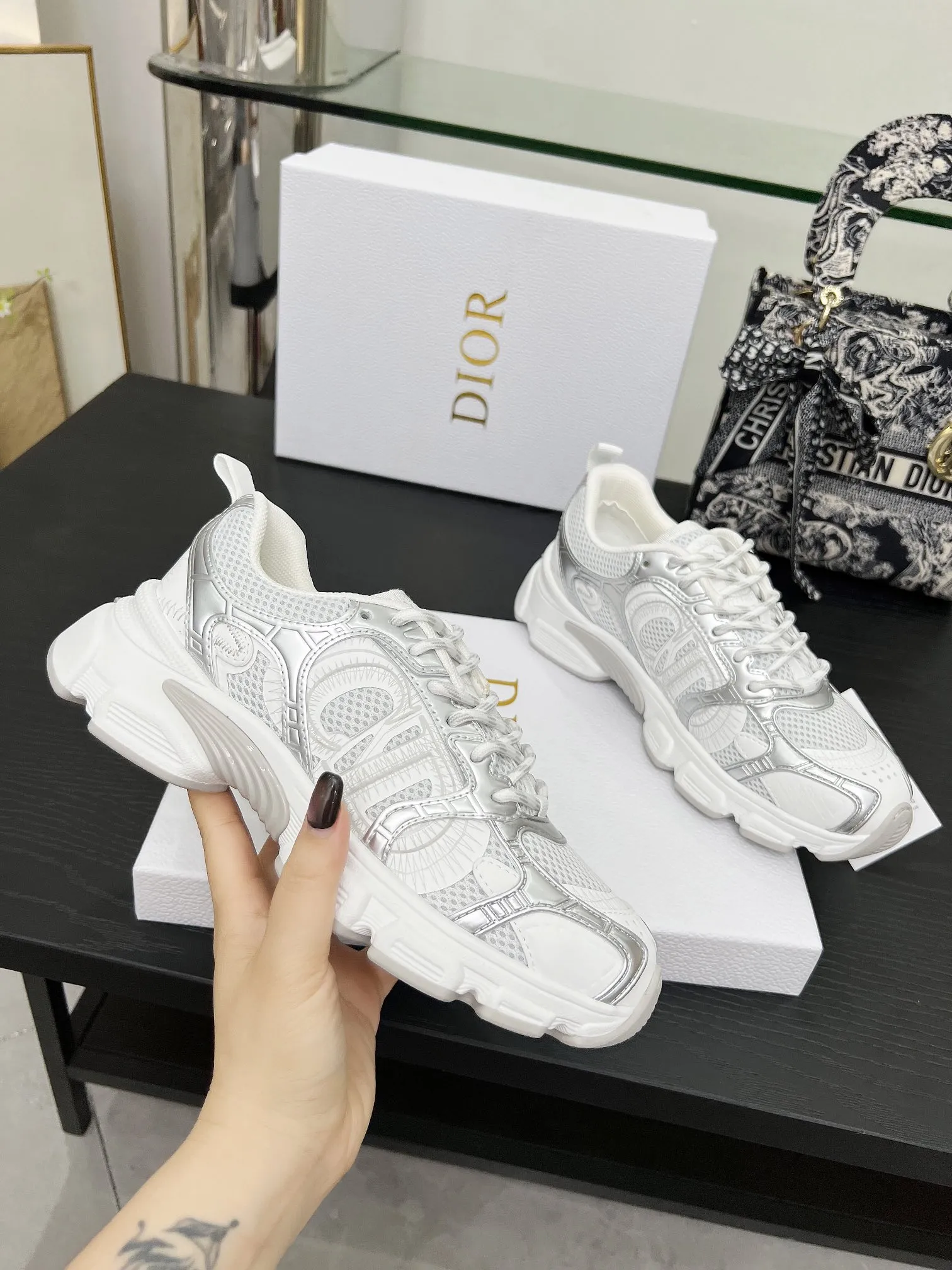 工厂价250 官网新色同步更新 这款 Dior Chrono 运动鞋以Dior的高订风格重新演绎跑步鞋。米色网眼织物搭配同色调绒面牛皮革镶片，侧面的CD 标志、鞋舌上的星星补丁和鞋跟的Dior标志，诸多经典细节彰显格调。采用双色鞋带，轻盈鞋底搭配星星图案，可全年打造休闲造型。 价格：P 码数：女码35-41（35/42可定做） 男码40-46（男款打版中） 颜色：白、粉、金、银