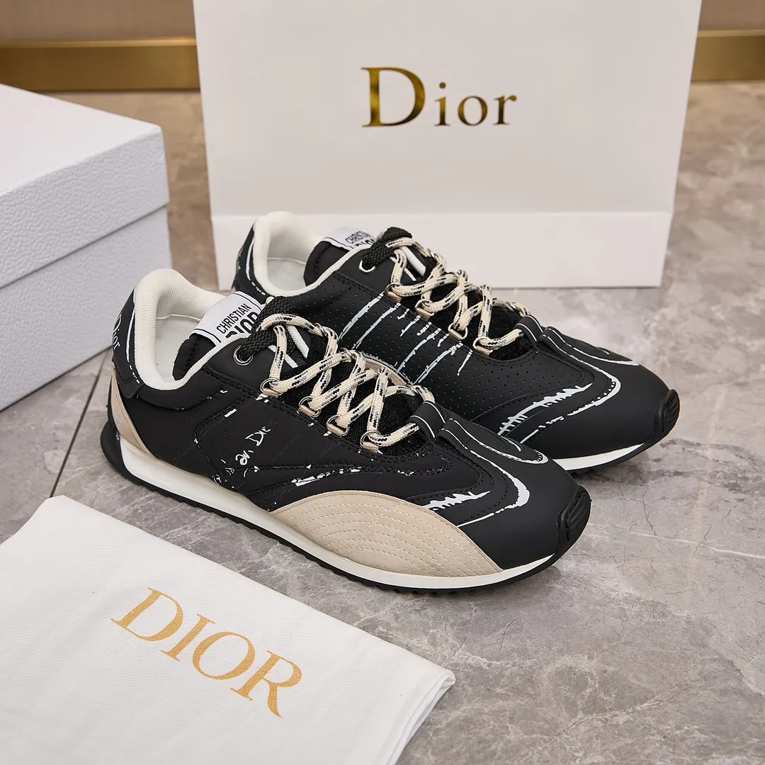 p300 迪奥 / Dior D-Sketch 运动鞋 男女35-45 黑色尼龙和牛皮革 这款 D-Sketch 运动鞋于迪奥二零二五春夏成衣系列发布秀精彩亮相，彰显经典的复古美学。采用白色尼龙和牛皮革精心制作，饰以灵感源自鞋履制作阶段的印花标志，搭配米色绒面牛皮革镶片和双鞋带。侧面饰以手写风格的 Christian Dior Paris 标志，鞋跟和鞋舌点缀以 Christian Dior Paris 标志镶片和标牌。搭配双色纤薄橡胶鞋底更显精致，可为各式休闲造型增添高订气质。 帮面材质：牛皮革，牛剖层革，织物 装饰物及装饰线除外 侧面、鞋舌和鞋跟饰以 Christian Dior Paris 标志 双色纤薄橡胶鞋底饰以 Christian Dior 的幸运星符号