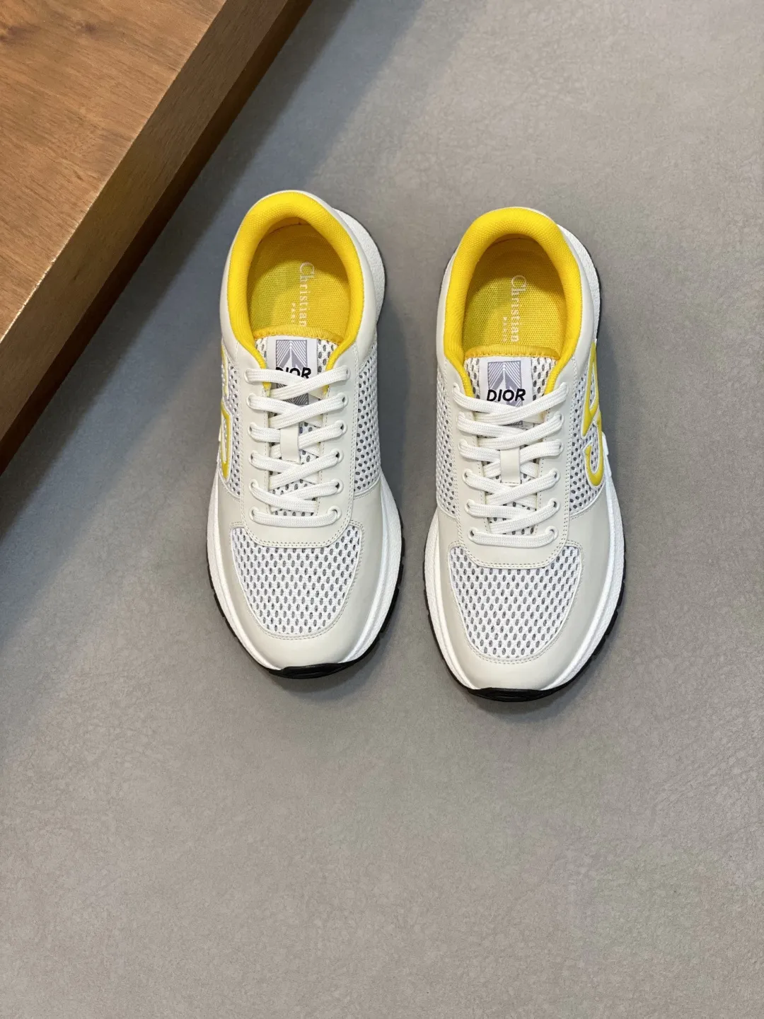 💰430 𝐂𝐡𝐫𝐢𝐬𝐭𝐢𝐚𝐧 𝐃𝐢𝐨𝐫# 迪奥透气飞织休闲运动鞋 柔软透气的鞋面与轻盈的纹理效果橡胶鞋底相得益彰，饰以各种经典细节，是日常造型的理想之选 可与各式休闲单品搭配，打造精致造型 底厚 ：3.5CM Size：39-44（38 45定制）