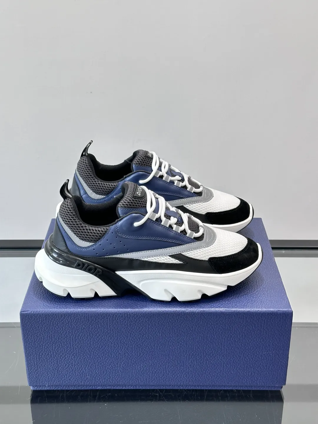 Dior B22复古慢跑鞋,灵感来自经典慢跑鞋,低帮厚底设计,牛皮革+网眼织物拼接,质感满分又透气。 黑白刻花橡胶鞋底,抓地力和舒适度都很棒,日常穿搭或运动都OK!鞋侧有“CD”浮雕标志,低调又有辨识度。配色丰富,黑白、灰蓝等,百搭又时髦,欧美嘻哈圈和博主都爱,潮流穿搭必备款 P:240 size:39-44(38..46.47定制)