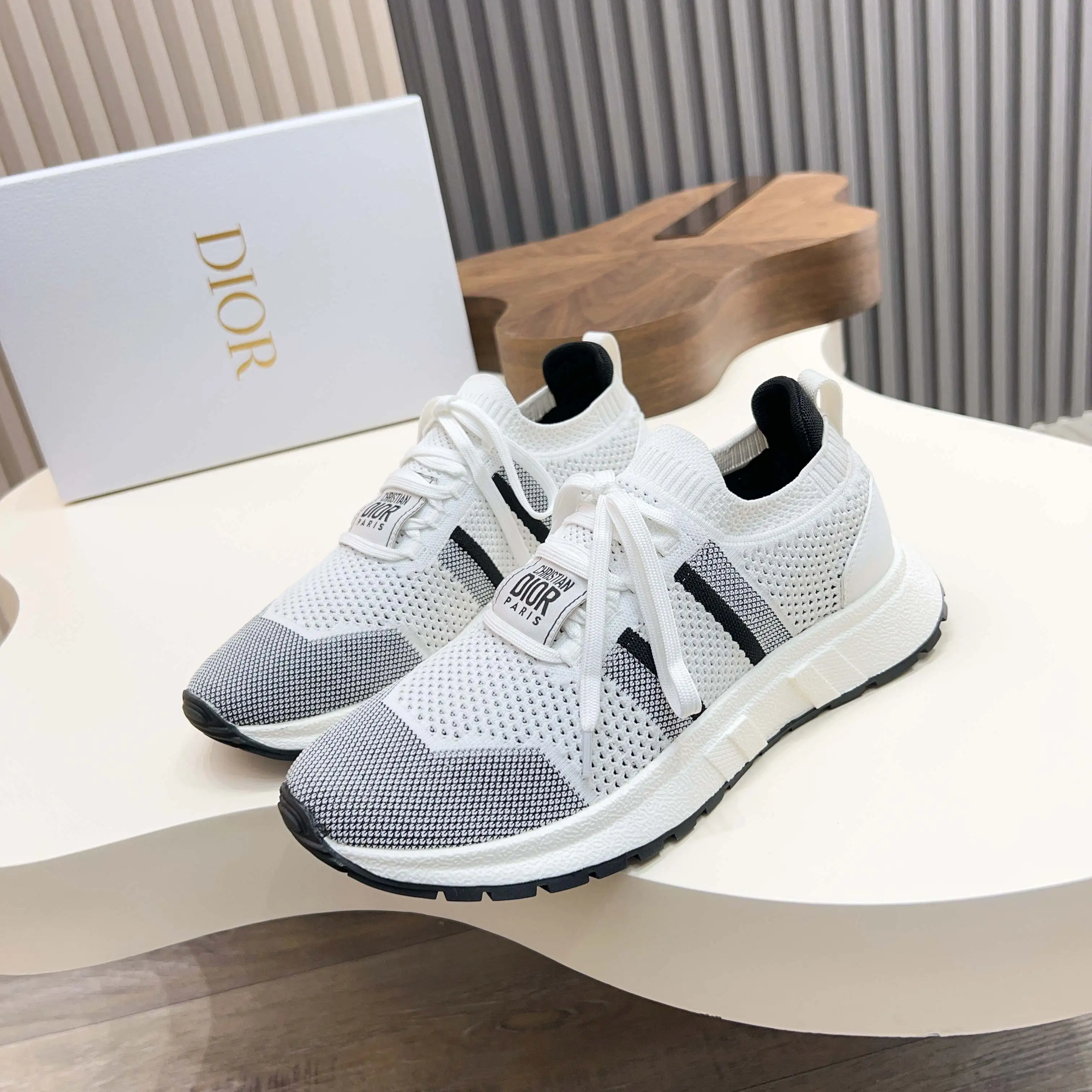 💰290 𝐂𝐡𝐫𝐢𝐬𝐭𝐢𝐚𝐧 𝐃𝐢𝐨𝐫# 迪奥飞织休闲运动鞋 柔软透气的鞋面与轻盈的纹理效果橡胶鞋底相得益彰,饰以各种经典细节,是日常造型的理想之选 可与各式休闲单品搭配,打造精致造型 底厚 :3.5CM Size:39-44(38 45定制)