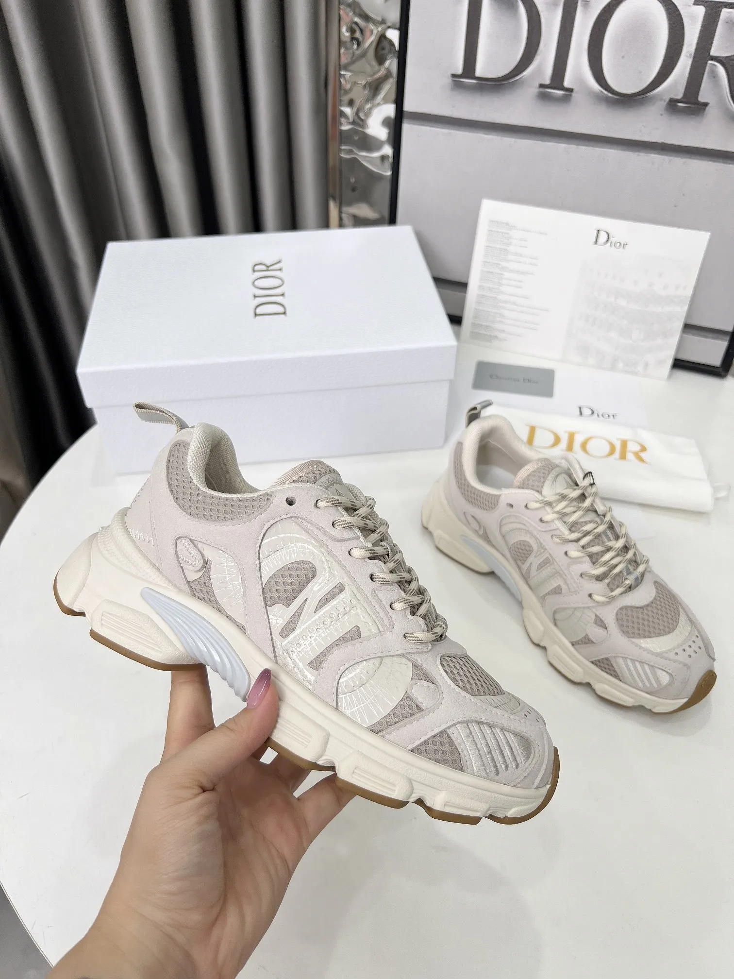 工厂价250 官网新色同步更新 这款 Dior Chrono 运动鞋以Dior的高订风格重新演绎跑步鞋。米色网眼织物搭配同色调绒面牛皮革镶片，侧面的CD 标志、鞋舌上的星星补丁和鞋跟的Dior标志，诸多经典细节彰显格调。采用双色鞋带，轻盈鞋底搭配星星图案，可全年打造休闲造型。 价格：P 码数：女码35-41（35/42可定做） 男码40-46（男款打版中） 颜色：白、粉、金、银