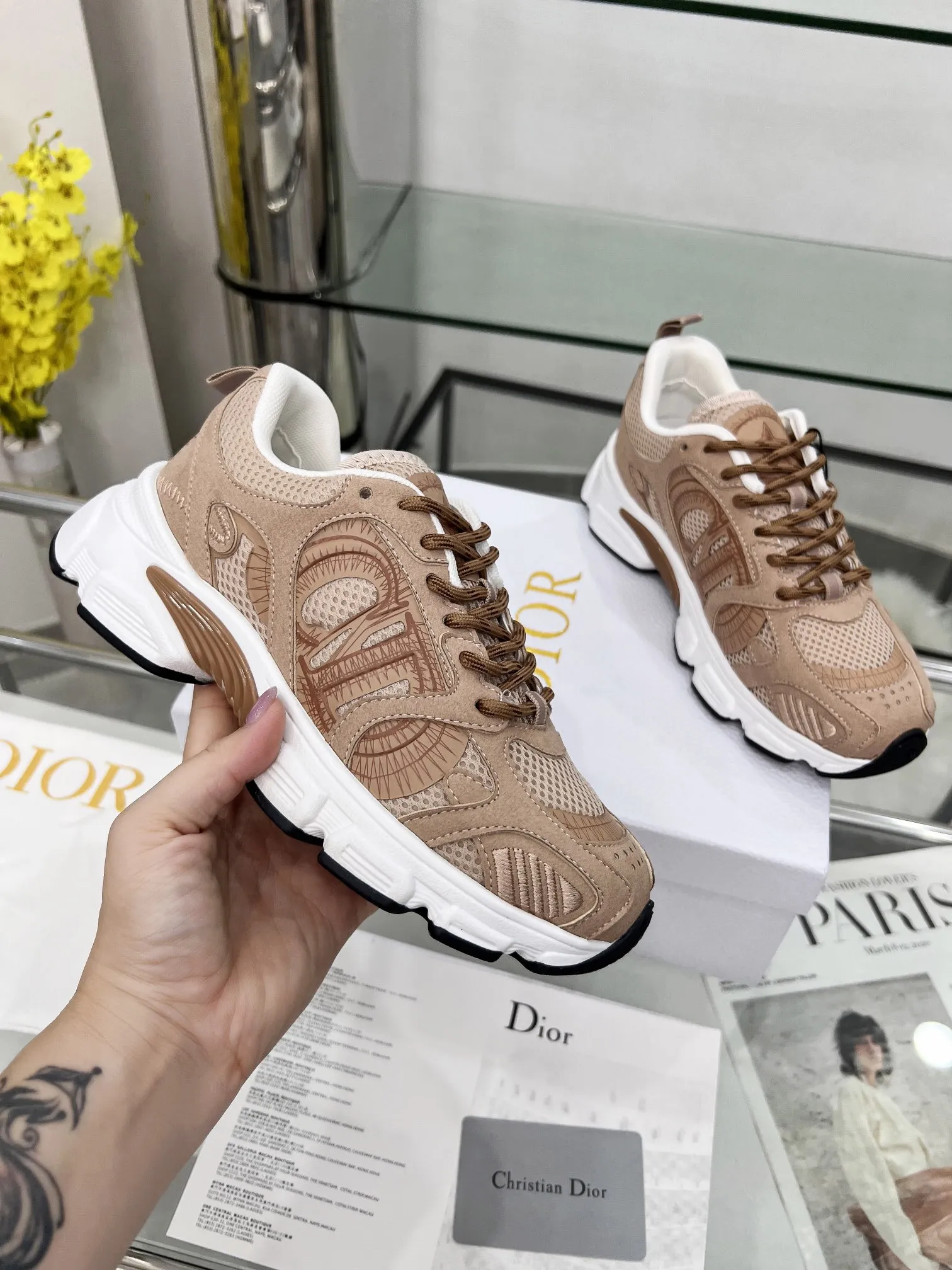 p250 官网新色同步更新 这款 Dior Chrono 运动鞋以Dior的高订风格重新演绎跑步鞋。米色网眼织物搭配同色调绒面牛皮革镶片,侧面的CD 标志、鞋舌上的星星补丁和鞋跟的Dior标志,诸多经典细节彰显格调。采用双色鞋带,轻盈鞋底搭配星星图案,可全年打造休闲造型。 码数:女码35-41(35/42可定做) 男码40-46(39-47定做不退不换) 颜色:12色可选