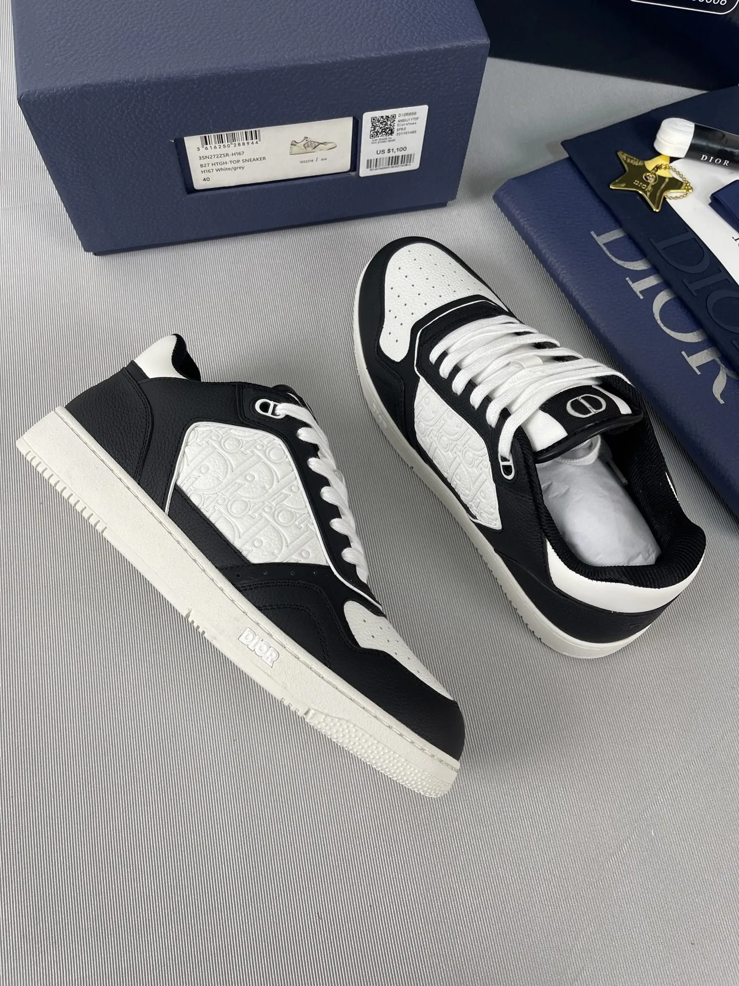 Dior『迪奥』2025超🔥B27升级版新款运动鞋👫情侣鞋。高版本1:1 采用油边套楦工艺,面料进口头层牛皮+高科技面料,内里牛皮+定制里布。TPU原版刻复大底。高底帮齐出30多色 码数:女35-42 男38-45 出厂价底p270💰 欢迎各位老总比货……