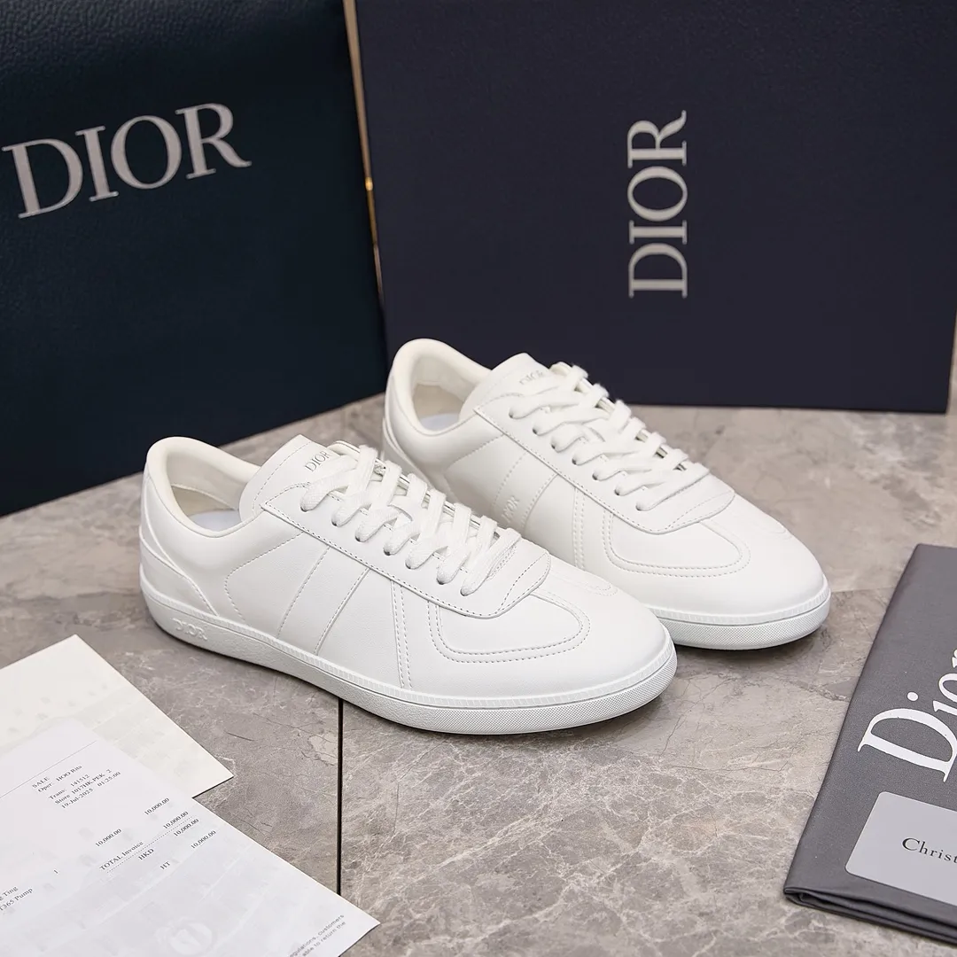 p260 迪奥 / Dior B01 Matchpoint 运动鞋 男女士 35-45 干邑色和白色光滑牛皮革搭配白色绒面革 迪奥德训薄底运动鞋 这款 B01 Matchpoint 运动鞋是二零二五秋季系列新品，标志着 Dior 经典款式的回归，以时尚优雅的廓形重新诠释。采用干邑色和白色光滑牛皮革精心制作，饰以白色绒面革拼接提升格调。鞋舌和内部侧面饰以 Dior 标志，鞋后跟饰以 CD Icon 标志。搭配棕色橡胶鞋底，点缀以 Dior 标志，可与 Dior Icons 限定系列的各式造型搭配，打造精致造型。 主体：牛皮革，绒面牛皮革 里料：羊皮革 鞋舌饰以 Dior 标志 内部侧面饰有 Dior 标志 鞋跟饰以 CD Icon 标志 低帮 鞋带开合 琥珀色橡胶外底搭配 Dior 标志 拼接结构 内含防尘袋 另附白色鞋带一副