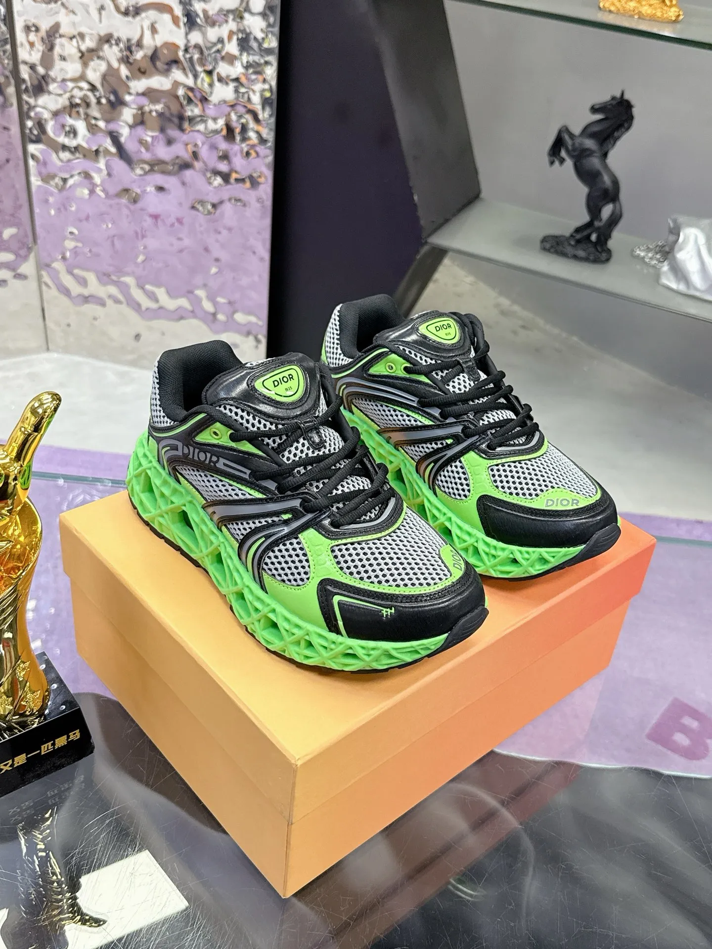 工厂价:370(代购版👍) 迪奥Dior25新款低帮运动鞋,采用进口网眼织物精心制作,搭配曲纹藤格纹注塑橡胶提升格调,全新演绎经典图案,彰显未来主义的风格。鞋舌和正面饰以Dior标志,孔眼突显徒步鞋的风格 CD Diamond抽绳彰显科技魅力。纹理凹口厚底采用橡胶精心制作,提供理想的抓地力,加固鞋跟缔造舒适非凡的穿着体验。可与运动服饰和休闲装扮搭配,打造精致造型。 Size: 39-44 (45定制)