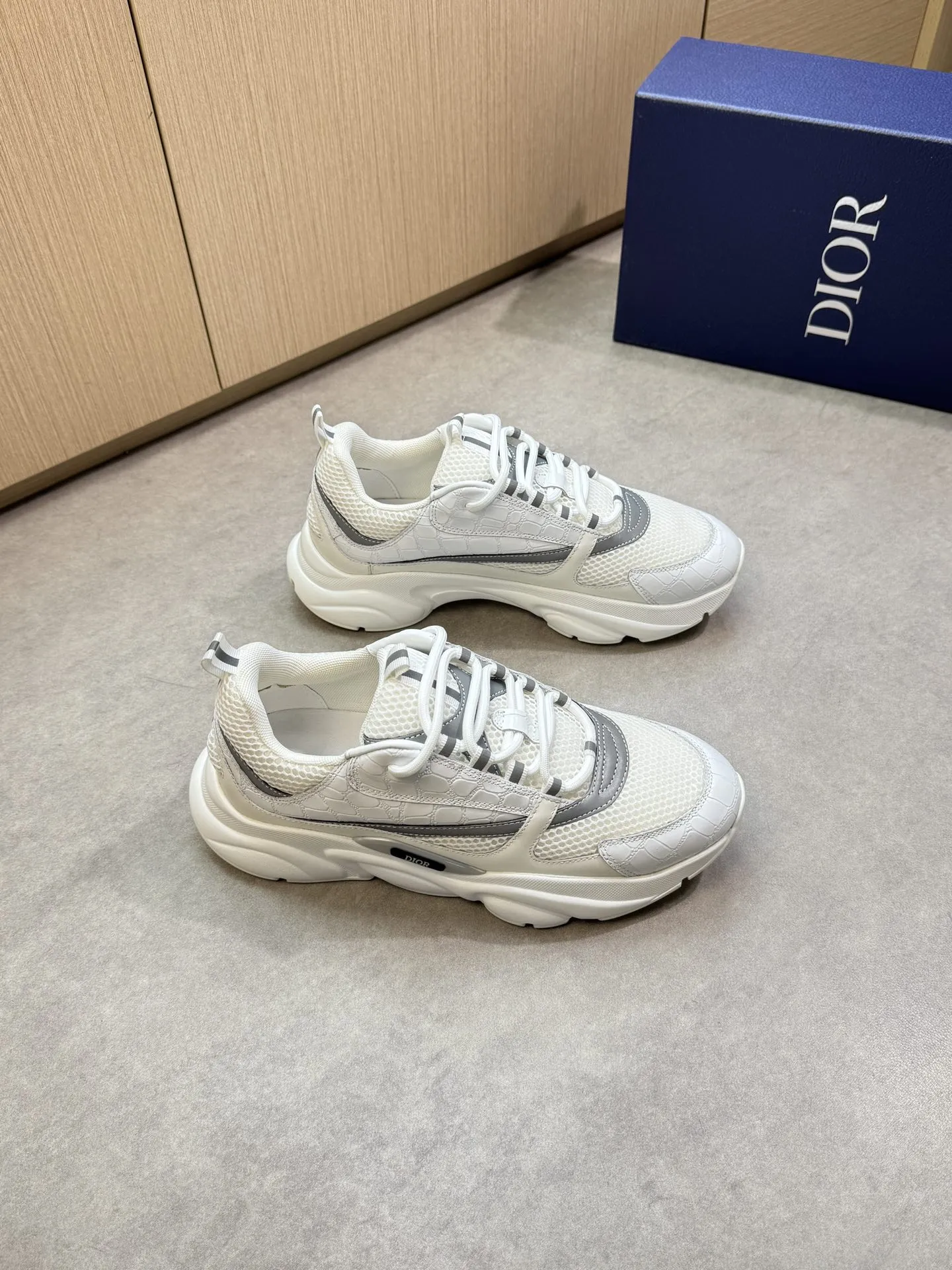 【 Dior】迪奥 P430💰 -高端品质 原单🔍🔍🔍休闲运动鞋 -鞋面：🔝石头纹小牛皮、高丝光网帆布匹、品牌图腾布匹、鞋舌.后跟；反光品牌织带 -内里：品牌帆布 -原版：超轻TPU发泡&middot;橡胶；双色成型大底 -超高品控&middot;做工精细：凸显(高端&middot;贵气&middot;档次) -Size ：39-44（38、45、46，47，可订做)&middot;D9285