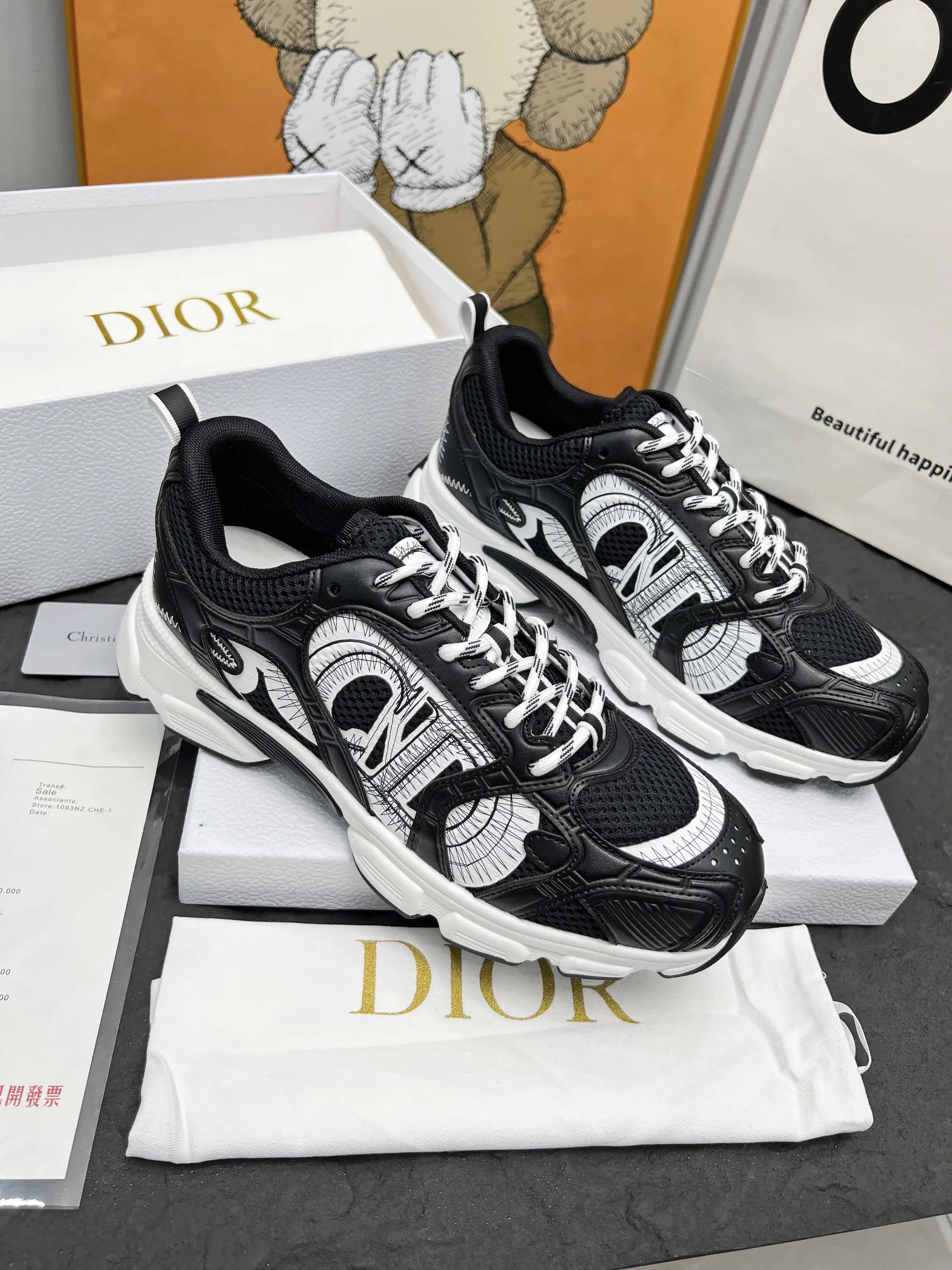 p250 这款 Dior Chrono 运动鞋是二零二四秋季新品，以 Dior 的高订风格重新演绎跑步鞋。白色网眼织物搭配裸色和银色调层压皮革效果镶片，两侧的 CD 标志、鞋舌上的星星补丁和鞋跟的 Dior 标志，诸多细节彰显格调。采用双色鞋带，轻盈鞋底搭配星星装饰，可全年打造休闲造型。 码数：女码35-41（35/42可定做） 男码40-46（男款打版中） 颜色：白、粉、金、银