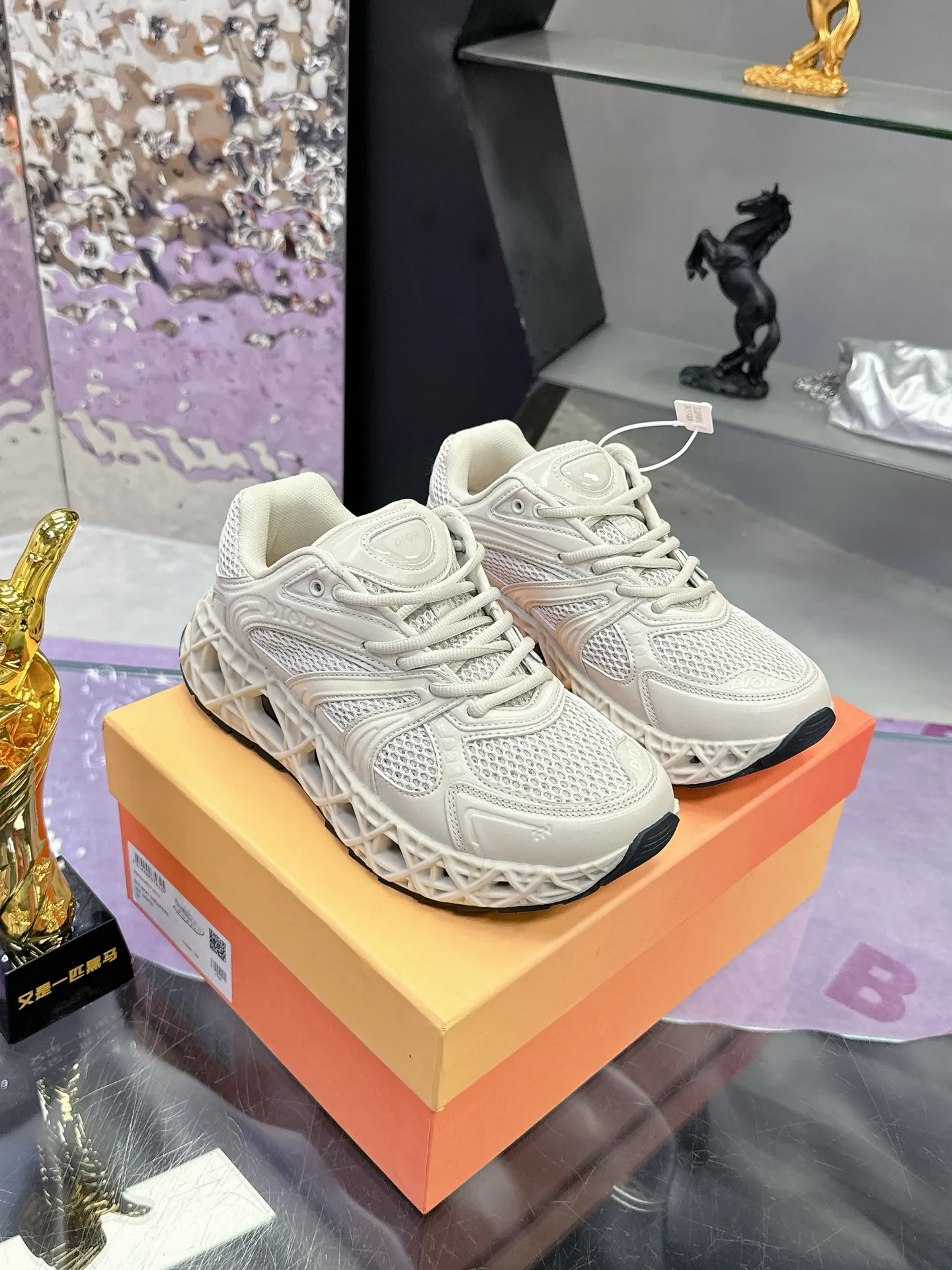 工厂价:370(代购版👍) 迪奥Dior25新款低帮运动鞋,采用进口网眼织物精心制作,搭配曲纹藤格纹注塑橡胶提升格调,全新演绎经典图案,彰显未来主义的风格。鞋舌和正面饰以Dior标志,孔眼突显徒步鞋的风格 CD Diamond抽绳彰显科技魅力。纹理凹口厚底采用橡胶精心制作,提供理想的抓地力,加固鞋跟缔造舒适非凡的穿着体验。可与运动服饰和休闲装扮搭配,打造精致造型。 Size: 39-44 (45定制)