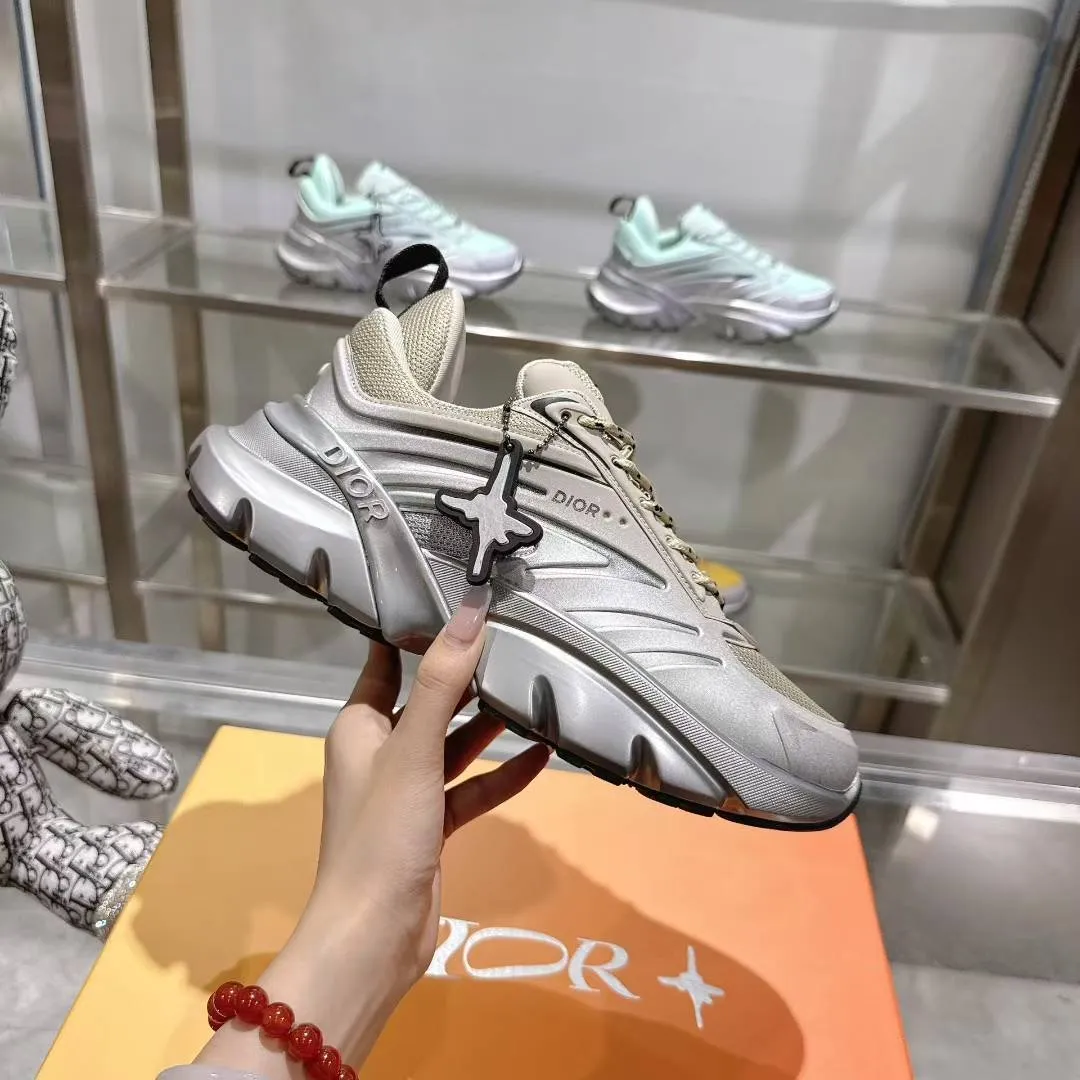 实价:380❤️❤️❤️ Dior迪奥B44最新款老爹运动鞋是秋季新品,以时髦复古风格丰富经典系列。精心制作,可全年与休闲造型搭配 顺应复古市场的趋势的 Dad Shoes风格鞋款鞋舌上的Dior标志 也注明了这双鞋是运用了质感细腻的皮革和网眼布面材质拼接成鞋身,鞋身两侧有显眼的字母CD 表明身份,鞋身多处线条勾勒细节 让鞋子看起来不那么单调、复古立体感十足!配送专柜精美包装🛍📦 ▪️ 面料:原版定制牛皮 ▪️ 内里:进口透气网里 ▪️ 鞋底:开模防滑大底 ▪️ Size:38-46