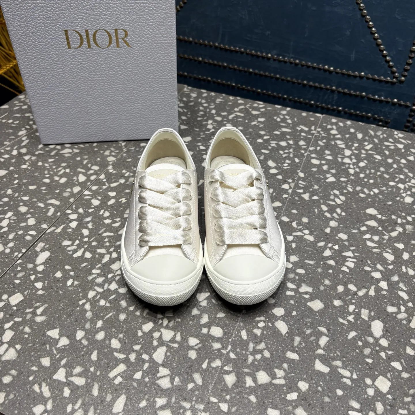 迪奥 DIOR 缎面休闲运动鞋! 面料:进口真丝 内里:原版一致 大底:TPU大底 码数:35-40码 价格:💰250