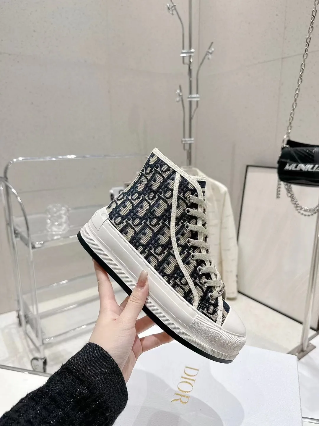 💰女p290 男p300 Dior迪奥2023 Walk'n系列 老花 刺绣 厚底帆布鞋 休闲运动鞋 原版购入开发 这款 Walk'n'Dior 厚底运动鞋是一款时尚单品,提升该系列的格调。Oblique 印花棉质刺绣鞋面,搭配舒适厚底、鞋舌和 Christian Dior Paris 标志鞋带。可为各式休闲造型增添时髦气质 ▪️面料: 原版定制进口Oblique 印花刺绣 ▪️内里: 进口柔软牛皮里 ▪️大底: 原版独家开模橡胶材质 ▪️底厚: 4.5CM ▪️Size: 35-41(34、41码定做不退不换)