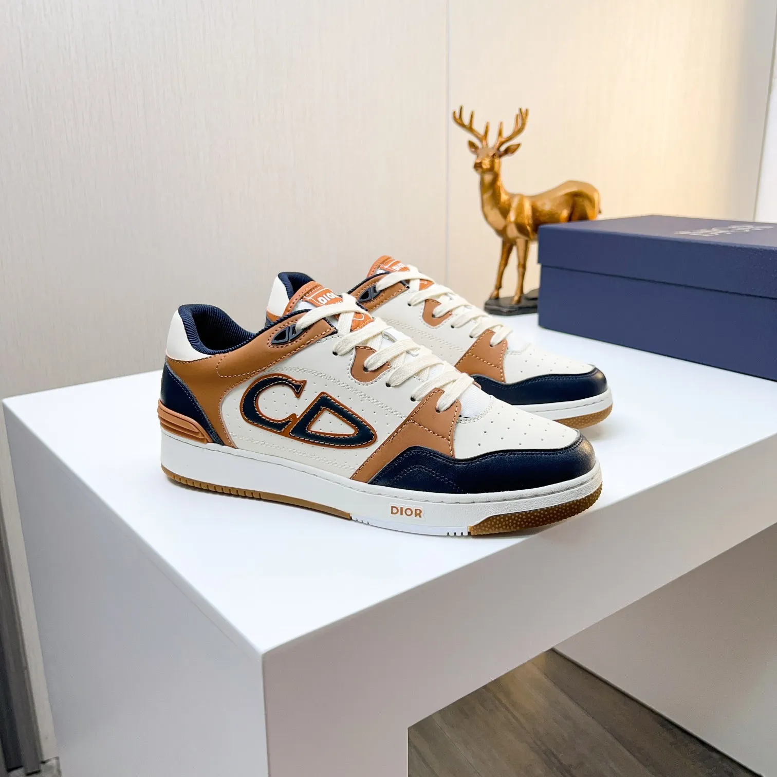 P210B57低帮运动鞋2025春季男装系列新品上市[庆祝][庆祝][庆祝]，重新诠释篮球鞋设计，成为Dior的经典单品[强][强][强]，采用黑色和奶油白色光滑牛皮精心制作，搭配米色绒面革，侧面展示皮革CD标志，鞋舌、鞋底和后侧饰以各种特色细节提升格调[666][666]，而孔眼细节、缉面线和橡胶镶片更是突显其运劲风格的动感魅力[强][强][强]，带有双色橡胶鞋底，可搭配各色服饰，打造精致造型，码数:38一45