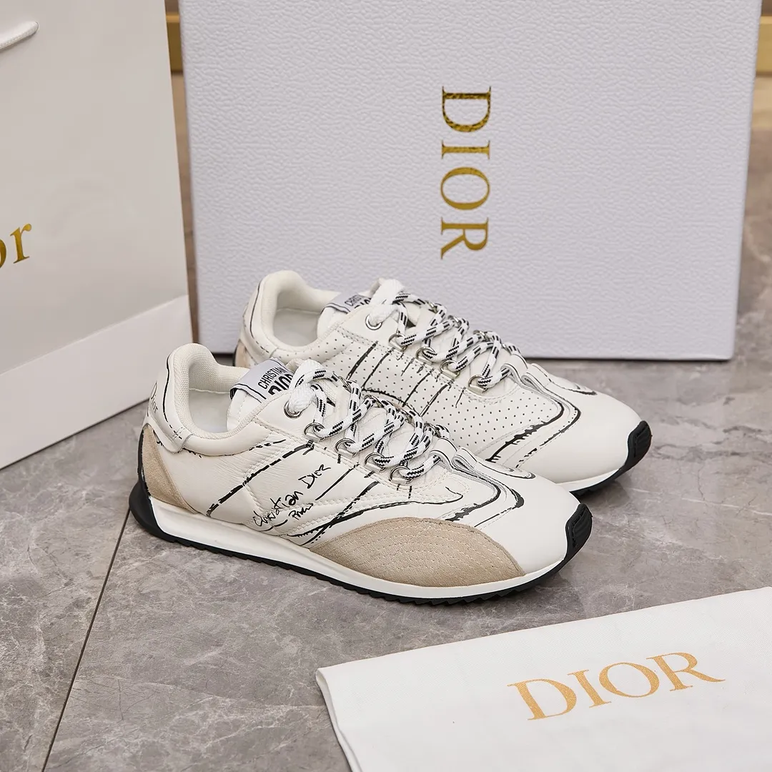 p300 迪奥 / Dior D-Sketch 运动鞋 男女35-45 白色尼龙和牛皮革 这款 D-Sketch 运动鞋于迪奥二零二五春夏成衣系列发布秀精彩亮相，彰显经典的复古美学。采用白色尼龙和牛皮革精心制作，饰以灵感源自鞋履制作阶段的印花标志，搭配米色绒面牛皮革镶片和双鞋带。侧面饰以手写风格的 Christian Dior Paris 标志，鞋跟和鞋舌点缀以 Christian Dior Paris 标志镶片和标牌。搭配双色纤薄橡胶鞋底更显精致，可为各式休闲造型增添高订气质。 帮面材质：牛皮革，牛剖层革，织物 装饰物及装饰线除外 侧面、鞋舌和鞋跟饰以 Christian Dior Paris 标志 双色纤薄橡胶鞋底饰以 Christian Dior 的幸运星符号