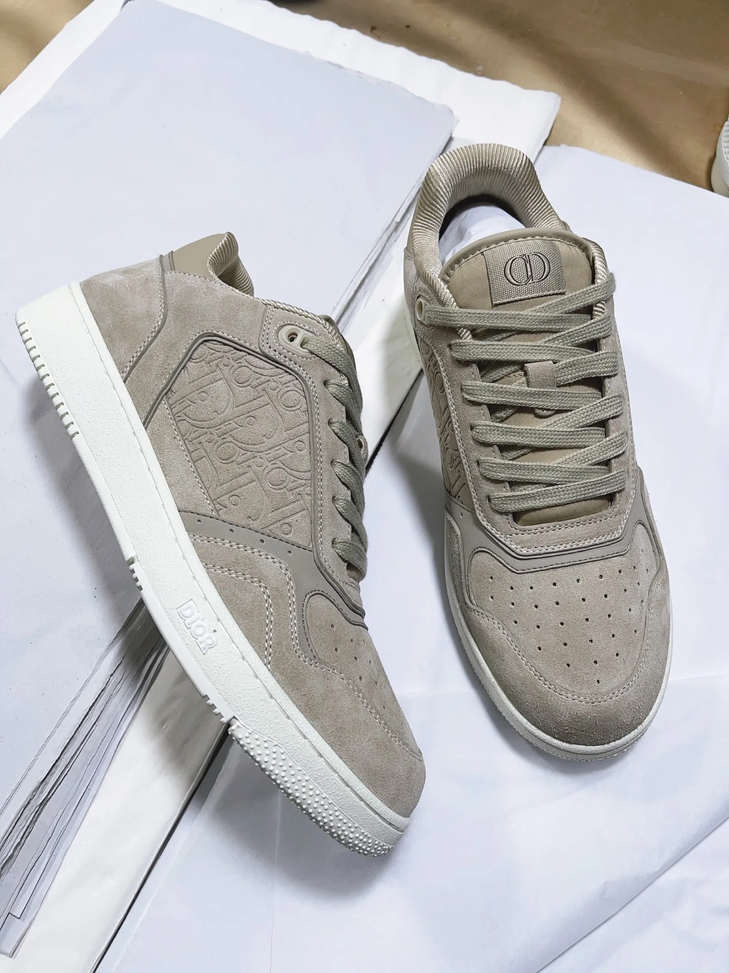 Dior『迪奥』2025超🔥B27升级版新款运动鞋👫情侣鞋。高版本1:1 采用油边套楦工艺,面料进口头层牛皮+高科技面料,内里牛皮+定制里布。TPU原版刻复大底。高底帮齐出30多色 码数:女35-42 男38-45 出厂价底p270💰 欢迎各位老总比货……