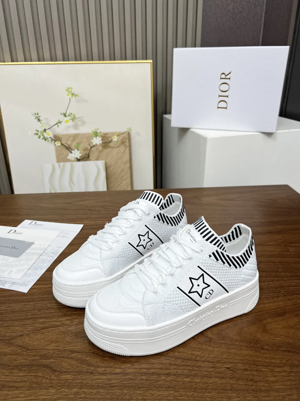 p230 这款 Dior Star厚底运动鞋来自Dior Vibe限定系列，经久不衰的设计别具一格。采用白色网眼织物精心制作，侧面饰以黑色 CD 标志和星星图案，鞋舌点缀以Christian Dior Paris 标志。搭配经典厚底，轻盈舒适，四季皆宜，可与各式休闲造型搭配，增添点睛之笔。🎉迪家新花色官网同步更新啦 码数：35-41（42可定做不退不换） 欢迎上图下单[玫瑰][玫瑰][玫瑰]