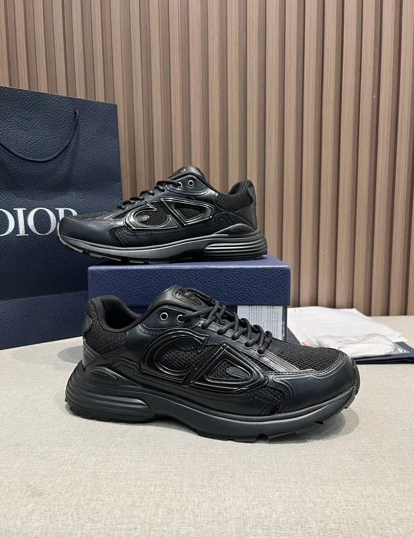 p280🌍🌏🌎顶级版本B30 Countdown 运动鞋是 D别具一格的经典新品,时尚而富有运动风范。重新设计的款式采用海军蓝色绒面革等材质精心制作,饰以 CD30 标志提升格调,彰显摩登风尚与别致美感。鞋舌和后侧饰以银色调 D B30 和 CD30 标志。轻盈的纹理效果橡胶外底突显众多经典细节,内部弹力设计,打造理想的舒适效果。可与各式休闲单品搭配,打造精致造型。 ▪️帮面材质:织物、牛剖层革(装饰物及装饰线除外) ▪️侧面和后侧饰以 CD30 标志 ▪️鞋舌饰以 D B30 标志 ▪️内部弹力饰带设计,稳定贴合 ▪️白色轻盈纹理橡胶外底搭配 Dior 标志和黑色饰边 ▪️双色鞋底点缀以 Dio、CD30 和 B30 标志 ▪️底厚:3.5CM ▪️Size:女码35-40男码39-47(47定做不退换)