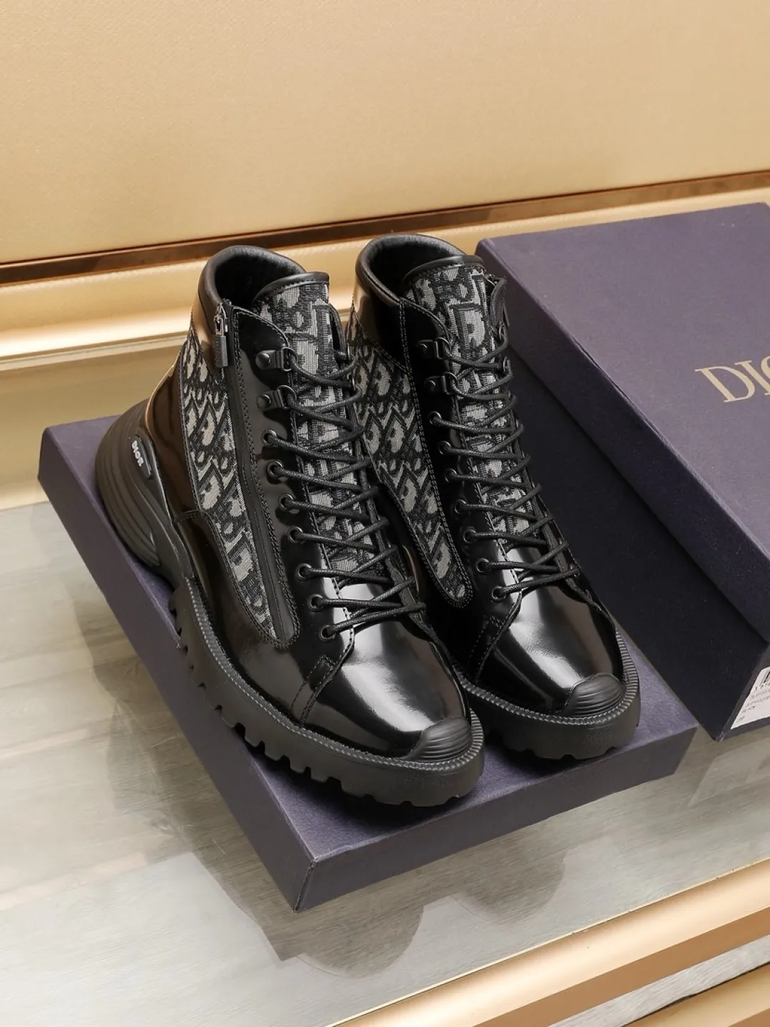 工厂P370💰【Dior】迪奥休闲运动鞋🇺🇸专柜同步发售,顶级代购意大利原版·品牌图腾布匹车缝品牌布标·撘配头层牛皮·(图腾布凸显高端·贵气·档次)做工考究(原版内里)鞋底:原厂特供大底⚠️大底.舒适·耐磨·防滑·实物拍摄🎬实物更漂亮🔍颜色:两色可选💕码数:38-46【45 46 定做不退换】