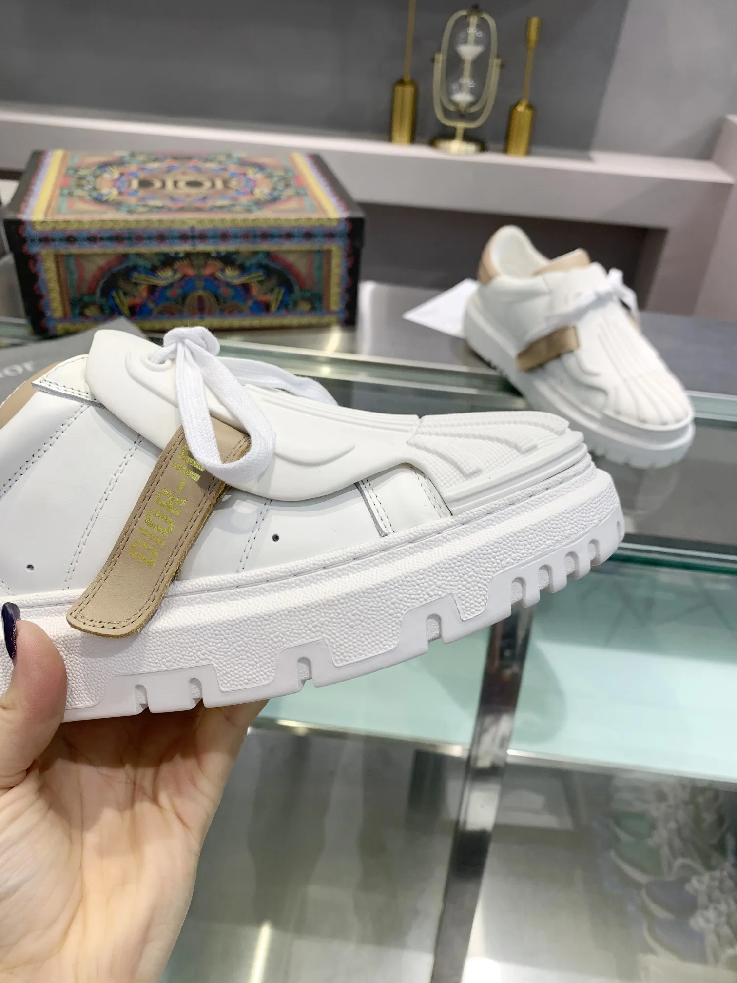 💰女p240 男p250 Dior【迪奥】火爆开启，震撼上市，2023秋冬走秀款，经典休闲运动鞋无数网红明星show，卖疯的节奏，新品的材质工艺以及设计元素更加丰富，美不胜收的版面专柜10000+，进口滴胶➕皮料的完美结合，重金打造顶级精品！ 包装：私家开模原板全套包装 颜色：十一色齐出 码数：女p55-41 男p59-45