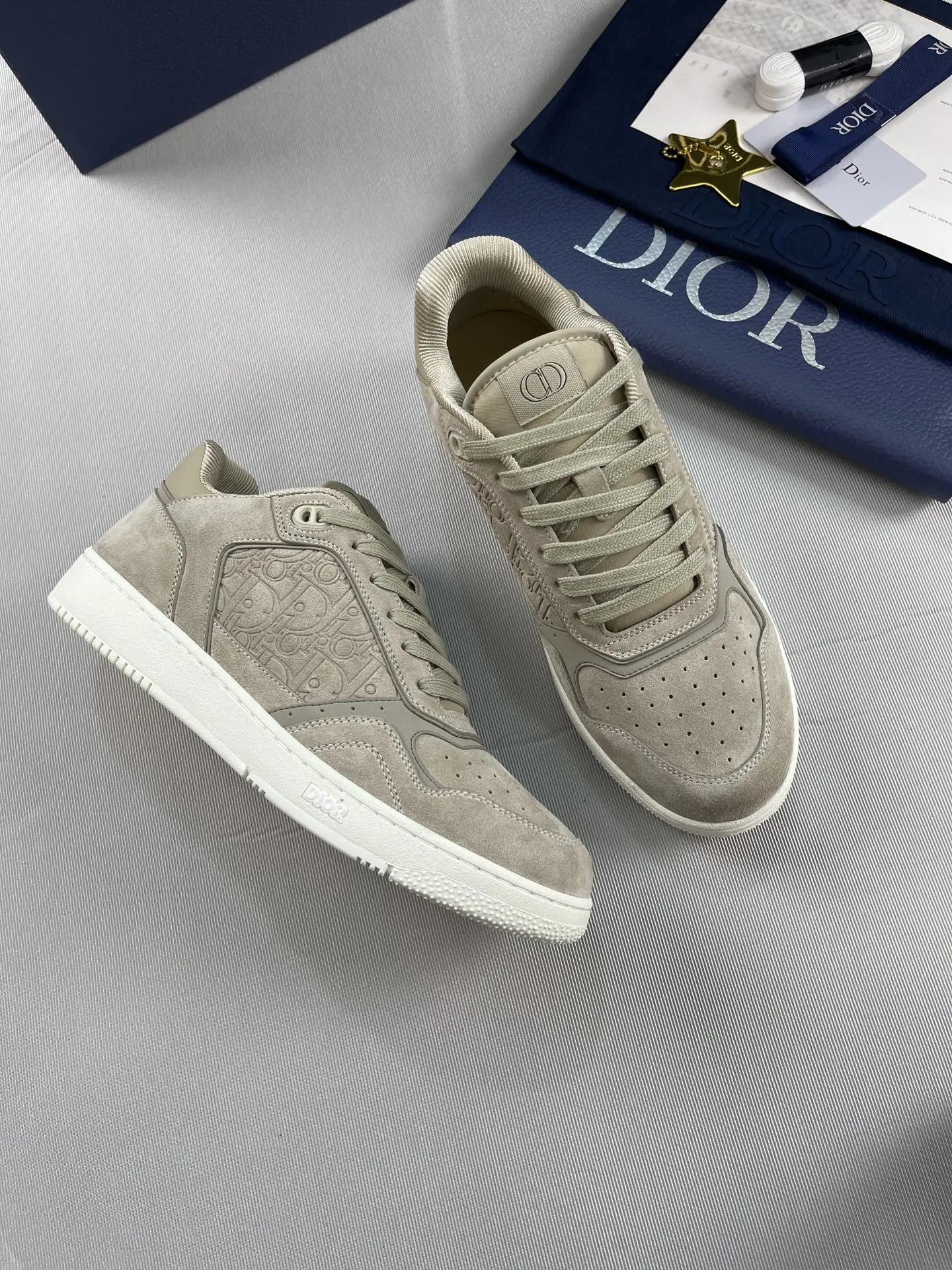 Dior『迪奥』2025超🔥B27升级版新款运动鞋👫情侣鞋。高版本1:1 采用油边套楦工艺,面料进口头层牛皮+高科技面料,内里牛皮+定制里布。TPU原版刻复大底。高底帮齐出30多色 码数:女35-42 男38-45 出厂价底p270💰 欢迎各位老总比货……