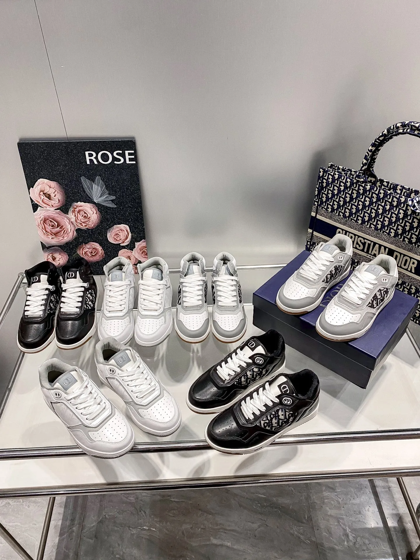 橙子出厂价💰140,男码+10 Dior 迪奥 B27系列 运动鞋 滑板鞋 休闲鞋 情侣款 高帮# 这款运动鞋是该系列新品,延续经典款式。“CD Icon”造型的鞋带孔眼巧妙精致,双色TPU鞋底、后侧鞋口和鞋跟处均带有品牌标志性细节,提升格调。 码数:35-45