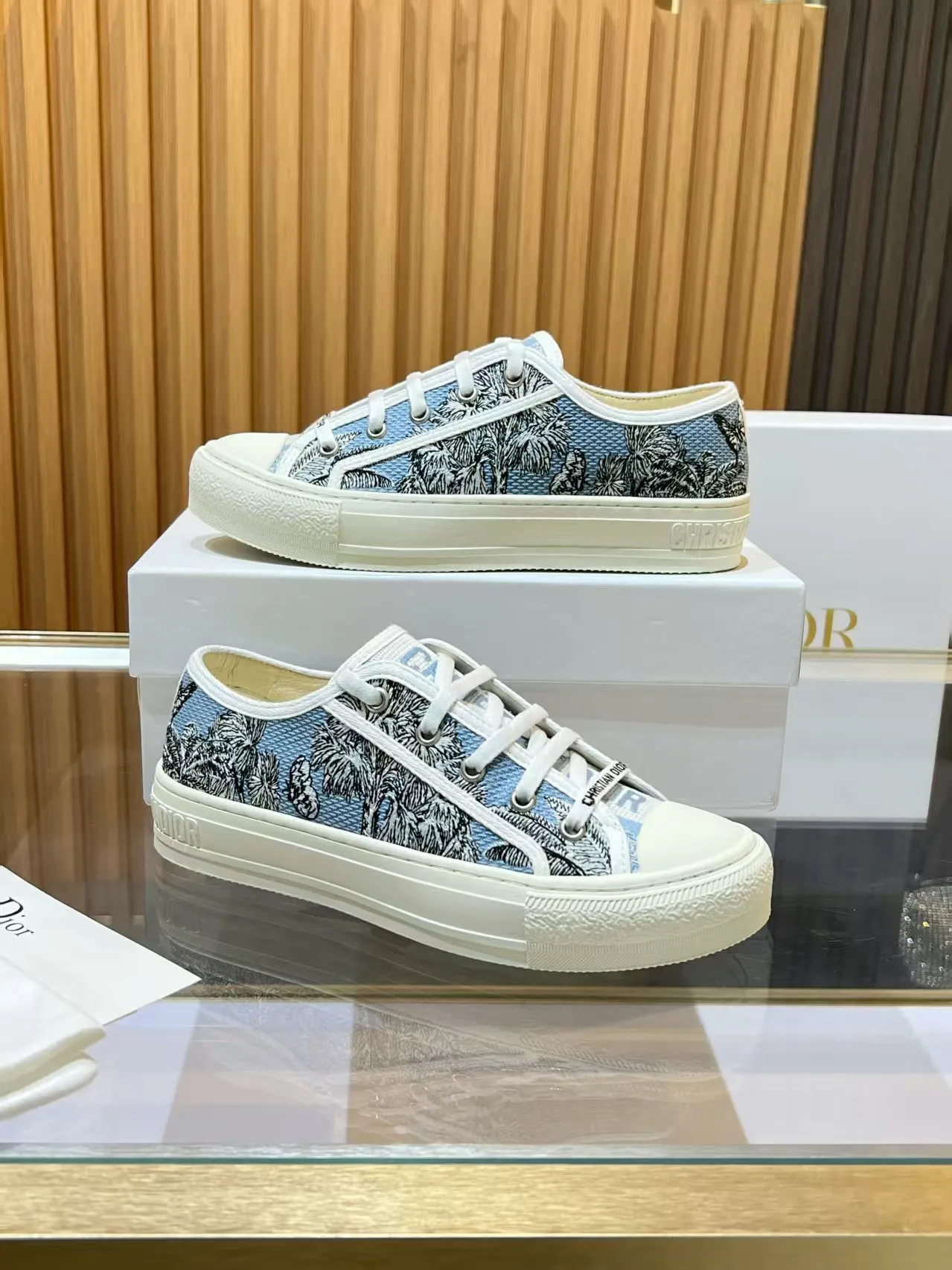 P230 上新啦 🔥🔥DIOR(迪奥)Dioriviera Walk'n'Dior 运动鞋,采用太空蓝和白色棉质刺绣 Palms 茹伊印花设计 在时尚的舞台上,Dior刺绣鞋是当之无愧的主角。细腻的针法游走于鞋面,每一针都倾注了匠人的心血,每一线都编织着艺术的诗篇。从繁复的花卉图案到灵动的几何纹理,刺绣如同赋予鞋子生命的魔法,让它在静态中也能展现出动态的美感。 穿上Dior刺绣鞋,仿佛踏入了一个充满艺术气息的梦幻世界。它不仅是一双鞋,更是一件行走的艺术品,将时尚与文化完美融合。无论是漫步在繁华的都市街头,还是出席重要的社交场合,Dior刺绣鞋都能为你的造型增添独特的魅力,成为众人瞩目的焦点。 选择Dior刺绣鞋,就是选择一种对品质的执着追求,对时尚的独特理解。让它陪伴你走过每一个精彩瞬间,留下属于你的时尚印记。 材质:内里羊皮 垫脚 丝绸牛皮 码数 35-41 跟高 3.5cm
