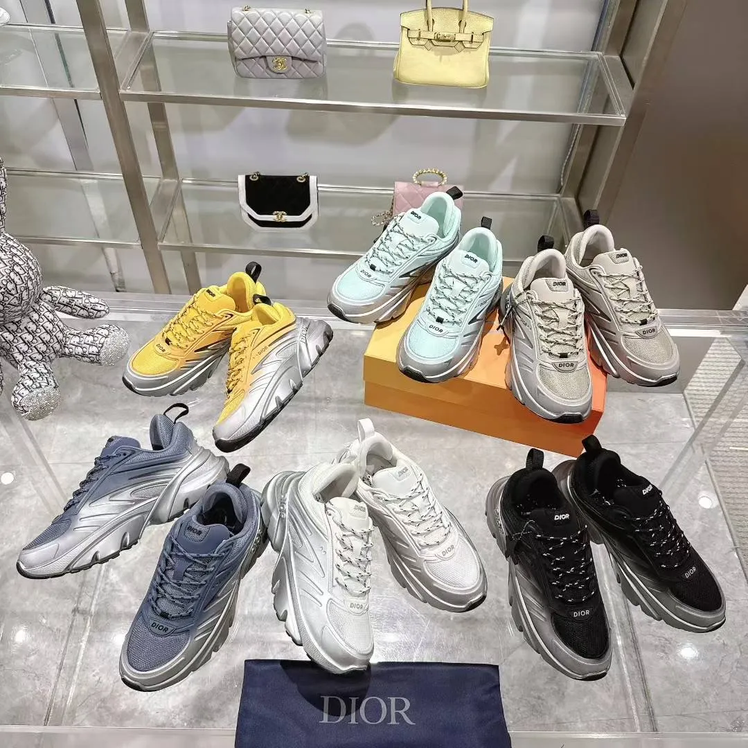 实价:380❤️❤️❤️ Dior迪奥B44最新款老爹运动鞋是秋季新品,以时髦复古风格丰富经典系列。精心制作,可全年与休闲造型搭配 顺应复古市场的趋势的 Dad Shoes风格鞋款鞋舌上的Dior标志 也注明了这双鞋是运用了质感细腻的皮革和网眼布面材质拼接成鞋身,鞋身两侧有显眼的字母CD 表明身份,鞋身多处线条勾勒细节 让鞋子看起来不那么单调、复古立体感十足!配送专柜精美包装🛍📦 ▪️ 面料:原版定制牛皮 ▪️ 内里:进口透气网里 ▪️ 鞋底:开模防滑大底 ▪️ Size:38-46