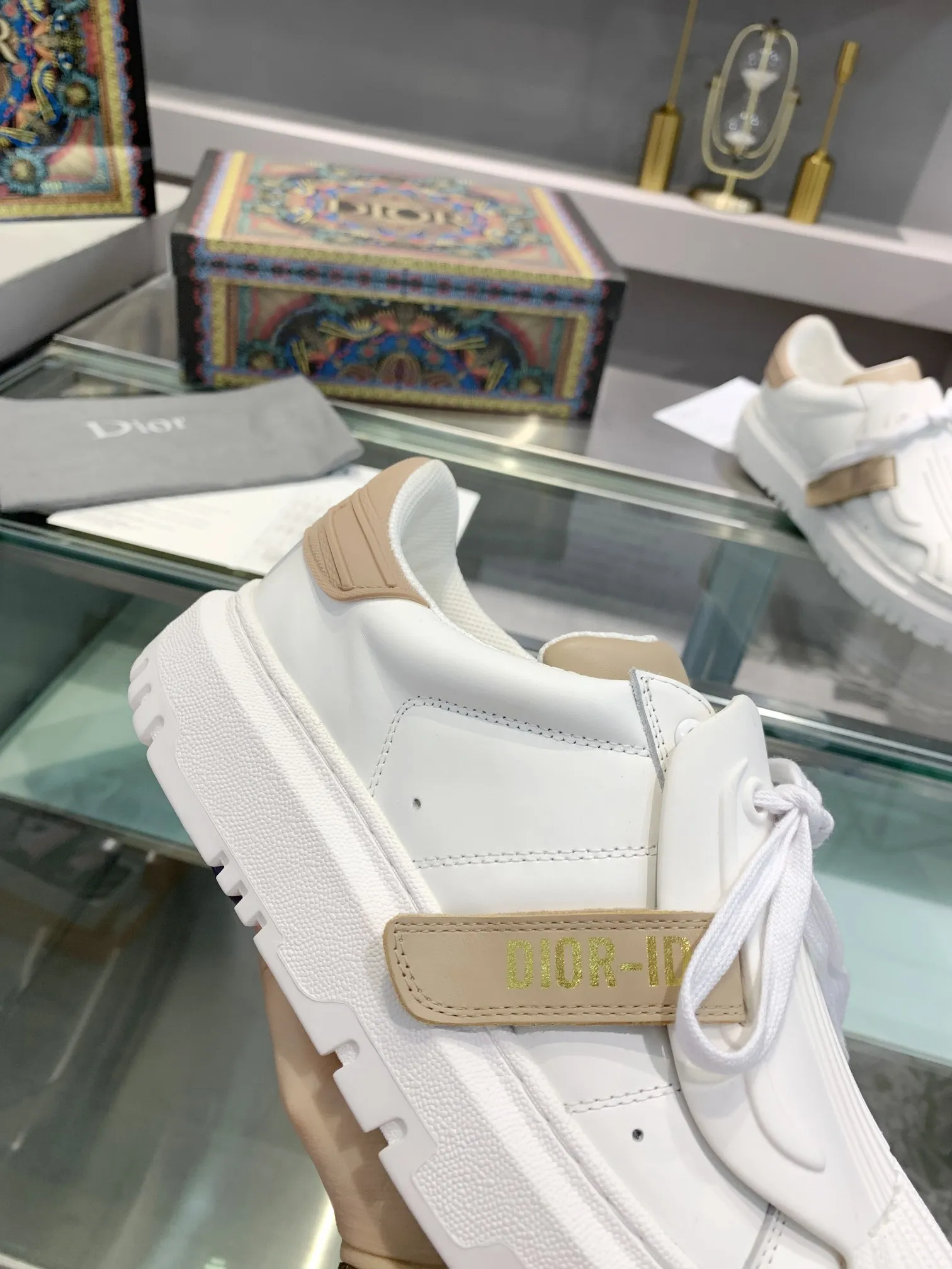 💰女p240 男p250 Dior【迪奥】火爆开启,震撼上市,2023秋冬走秀款,经典休闲运动鞋无数网红明星show,卖疯的节奏,新品的材质工艺以及设计元素更加丰富,美不胜收的版面专柜10000+,进口滴胶➕皮料的完美结合,重金打造顶级精品! 包装:私家开模原板全套包装 颜色:十一色齐出 码数:女p55-41 男p59-45