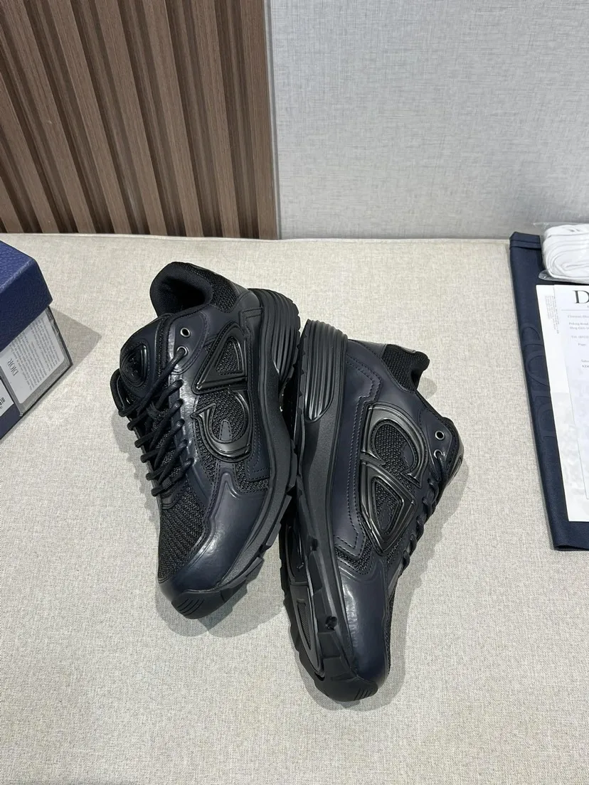 p280🌍🌏🌎顶级版本B30 Countdown 运动鞋是 D别具一格的经典新品，时尚而富有运动风范。重新设计的款式采用海军蓝色绒面革等材质精心制作，饰以 CD30 标志提升格调，彰显摩登风尚与别致美感。鞋舌和后侧饰以银色调 D B30 和 CD30 标志。轻盈的纹理效果橡胶外底突显众多经典细节，内部弹力设计，打造理想的舒适效果。可与各式休闲单品搭配，打造精致造型。 ▪️帮面材质：织物、牛剖层革（装饰物及装饰线除外） ▪️侧面和后侧饰以 CD30 标志 ▪️鞋舌饰以 D B30 标志 ▪️内部弹力饰带设计，稳定贴合 ▪️白色轻盈纹理橡胶外底搭配 Dior 标志和黑色饰边 ▪️双色鞋底点缀以 Dio、CD30 和 B30 标志 ▪️底厚：3.5CM ▪️Size：女码35-40男码39-47（47定做不退换）