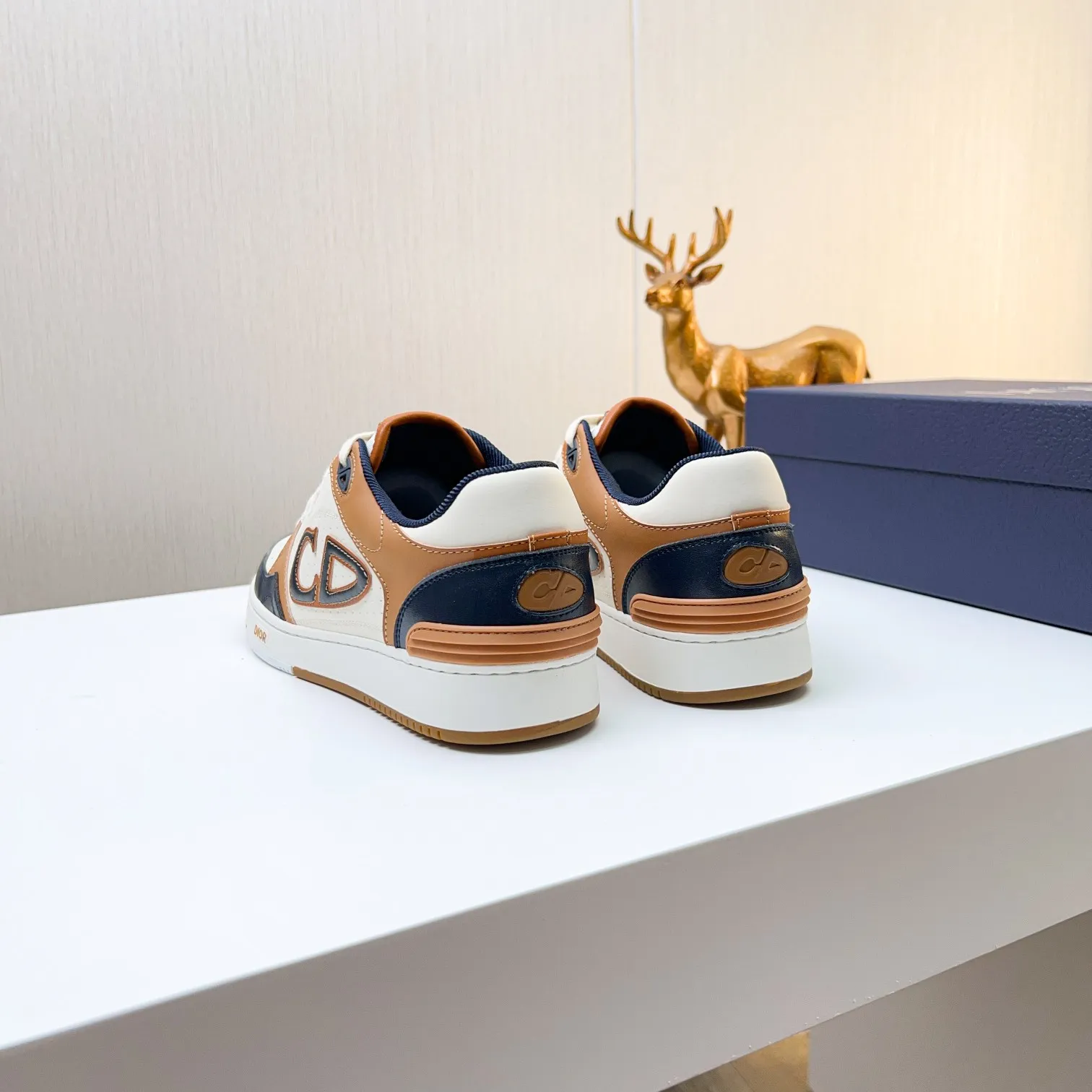 P210B57低帮运动鞋2025春季男装系列新品上市[庆祝][庆祝][庆祝]，重新诠释篮球鞋设计，成为Dior的经典单品[强][强][强]，采用黑色和奶油白色光滑牛皮精心制作，搭配米色绒面革，侧面展示皮革CD标志，鞋舌、鞋底和后侧饰以各种特色细节提升格调[666][666]，而孔眼细节、缉面线和橡胶镶片更是突显其运劲风格的动感魅力[强][强][强]，带有双色橡胶鞋底，可搭配各色服饰，打造精致造型，码数:38一45