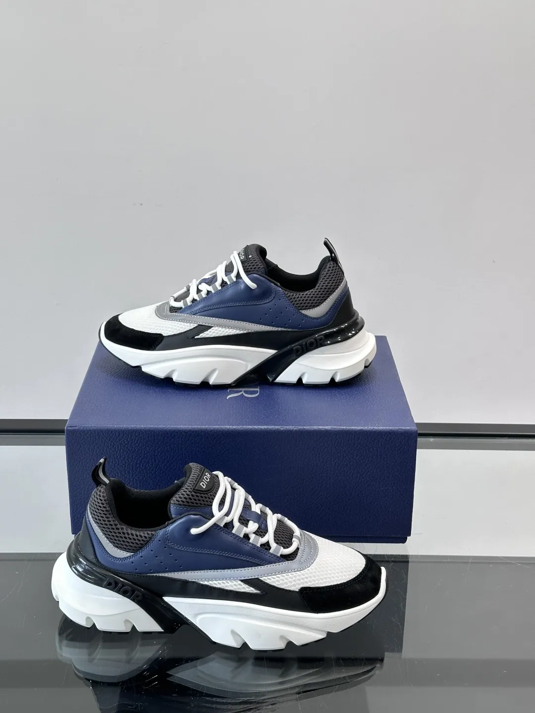 Dior B22复古慢跑鞋，灵感来自经典慢跑鞋，低帮厚底设计，牛皮革+网眼织物拼接，质感满分又透气。 黑白刻花橡胶鞋底，抓地力和舒适度都很棒，日常穿搭或运动都OK！鞋侧有&ldquo;CD&rdquo;浮雕标志，低调又有辨识度。配色丰富，黑白、灰蓝等，百搭又时髦，欧美嘻哈圈和博主都爱，潮流穿搭必备款 P：240 size：39-44（38..46.47定制）