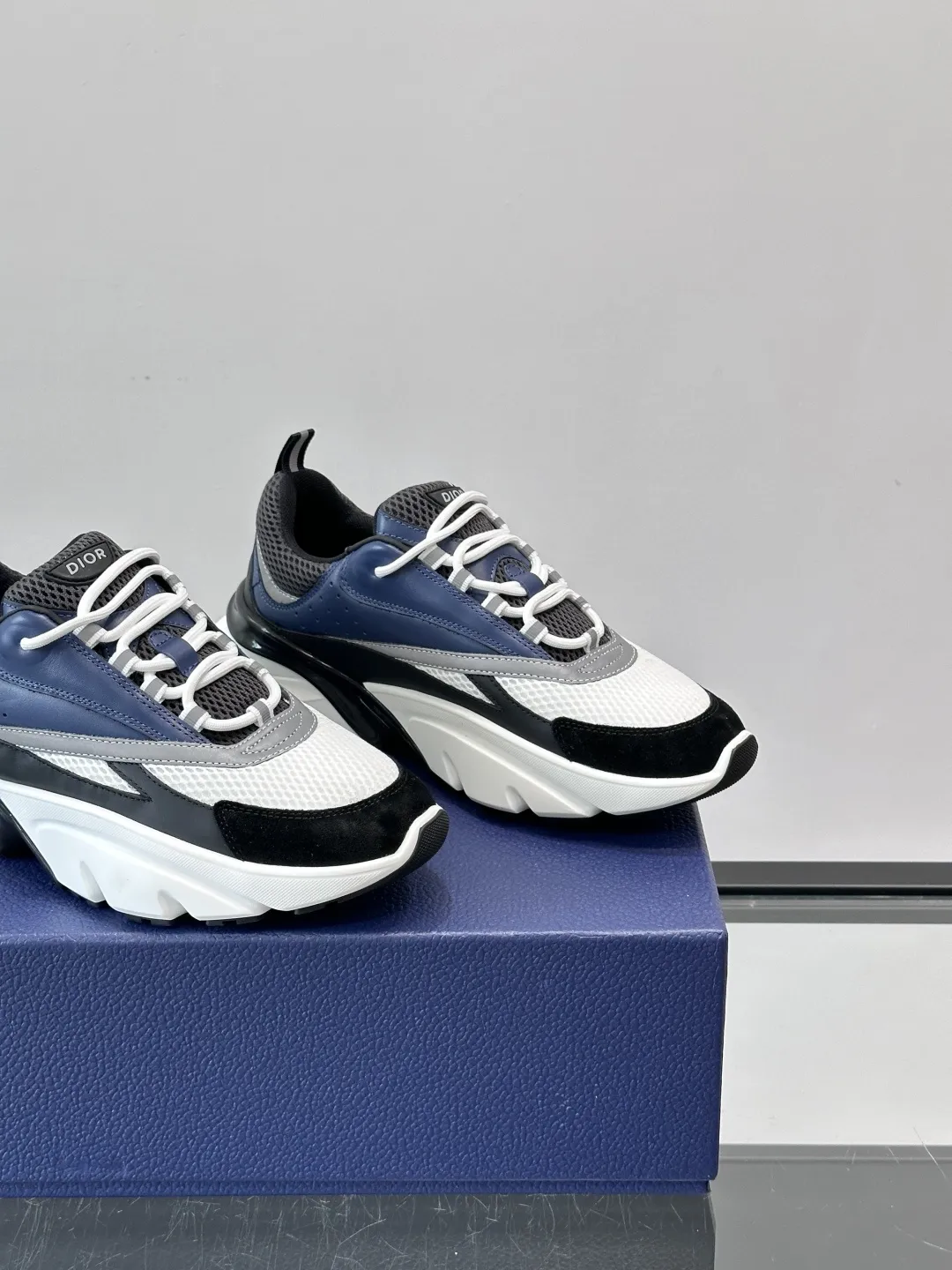 Dior B22复古慢跑鞋，灵感来自经典慢跑鞋，低帮厚底设计，牛皮革+网眼织物拼接，质感满分又透气。 黑白刻花橡胶鞋底，抓地力和舒适度都很棒，日常穿搭或运动都OK！鞋侧有&ldquo;CD&rdquo;浮雕标志，低调又有辨识度。配色丰富，黑白、灰蓝等，百搭又时髦，欧美嘻哈圈和博主都爱，潮流穿搭必备款 P：240 size：39-44（38..46.47定制）