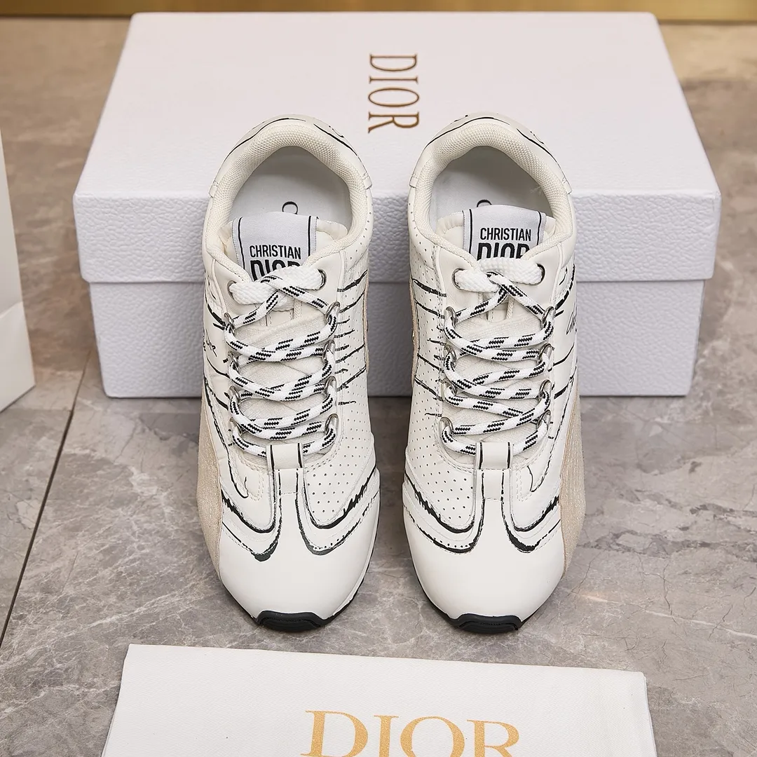 p300 迪奥 / Dior D-Sketch 运动鞋 男女35-45 白色尼龙和牛皮革 这款 D-Sketch 运动鞋于迪奥二零二五春夏成衣系列发布秀精彩亮相，彰显经典的复古美学。采用白色尼龙和牛皮革精心制作，饰以灵感源自鞋履制作阶段的印花标志，搭配米色绒面牛皮革镶片和双鞋带。侧面饰以手写风格的 Christian Dior Paris 标志，鞋跟和鞋舌点缀以 Christian Dior Paris 标志镶片和标牌。搭配双色纤薄橡胶鞋底更显精致，可为各式休闲造型增添高订气质。 帮面材质：牛皮革，牛剖层革，织物 装饰物及装饰线除外 侧面、鞋舌和鞋跟饰以 Christian Dior Paris 标志 双色纤薄橡胶鞋底饰以 Christian Dior 的幸运星符号