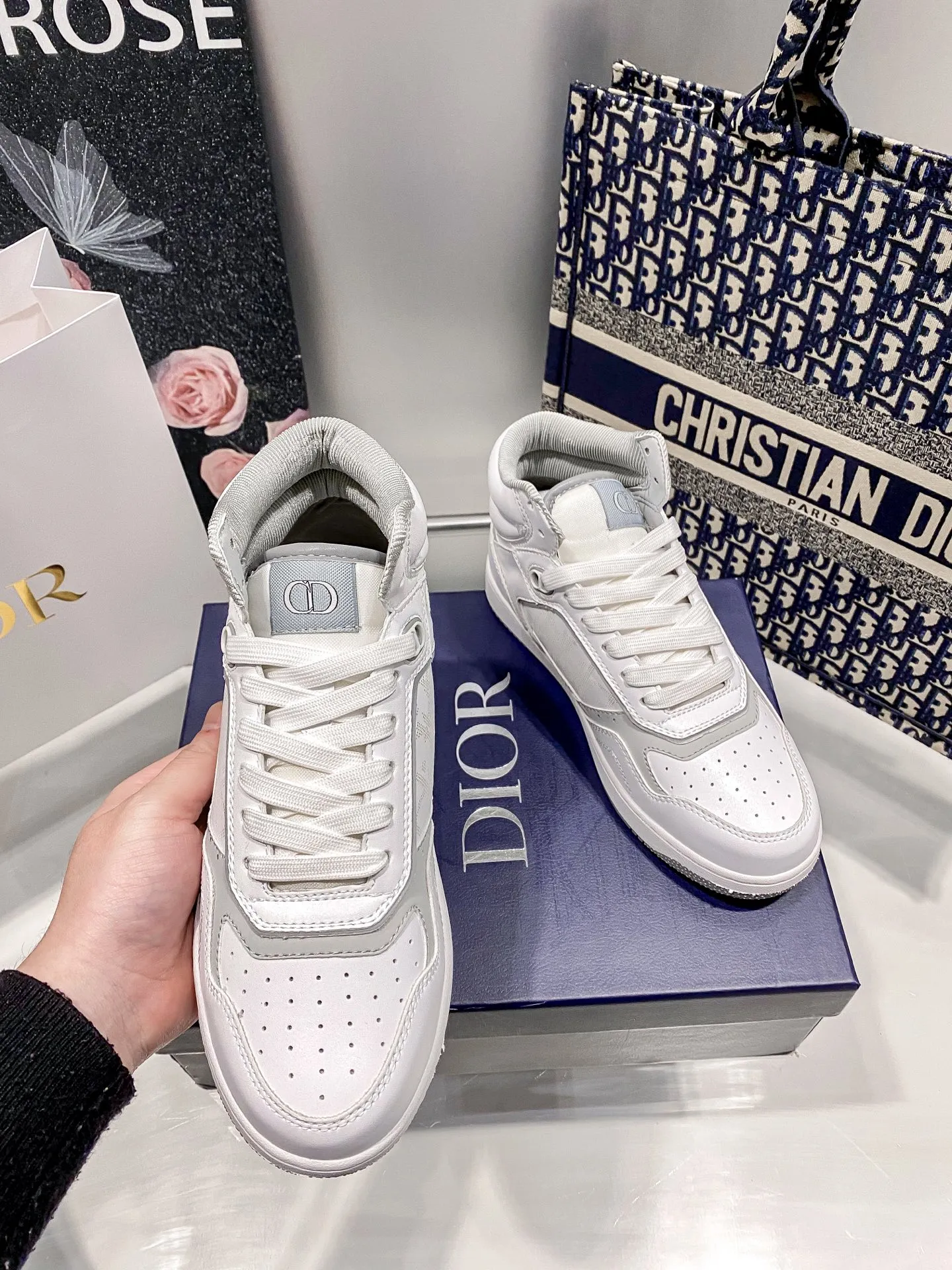 橙子出厂价💰140，男码+10 Dior 迪奥 B27系列 运动鞋 滑板鞋 休闲鞋 情侣款 高帮# 这款运动鞋是该系列新品，延续经典款式。&ldquo;CD Icon&rdquo;造型的鞋带孔眼巧妙精致，双色TPU鞋底、后侧鞋口和鞋跟处均带有品牌标志性细节，提升格调。 码数：35-45