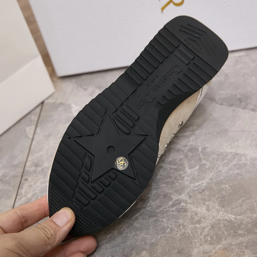 p300 迪奥 / Dior D-Sketch 运动鞋 男女35-45 黑色尼龙和牛皮革 这款 D-Sketch 运动鞋于迪奥二零二五春夏成衣系列发布秀精彩亮相,彰显经典的复古美学。采用白色尼龙和牛皮革精心制作,饰以灵感源自鞋履制作阶段的印花标志,搭配米色绒面牛皮革镶片和双鞋带。侧面饰以手写风格的 Christian Dior Paris 标志,鞋跟和鞋舌点缀以 Christian Dior Paris 标志镶片和标牌。搭配双色纤薄橡胶鞋底更显精致,可为各式休闲造型增添高订气质。 帮面材质:牛皮革,牛剖层革,织物 装饰物及装饰线除外 侧面、鞋舌和鞋跟饰以 Christian Dior Paris 标志 双色纤薄橡胶鞋底饰以 Christian Dior 的幸运星符号