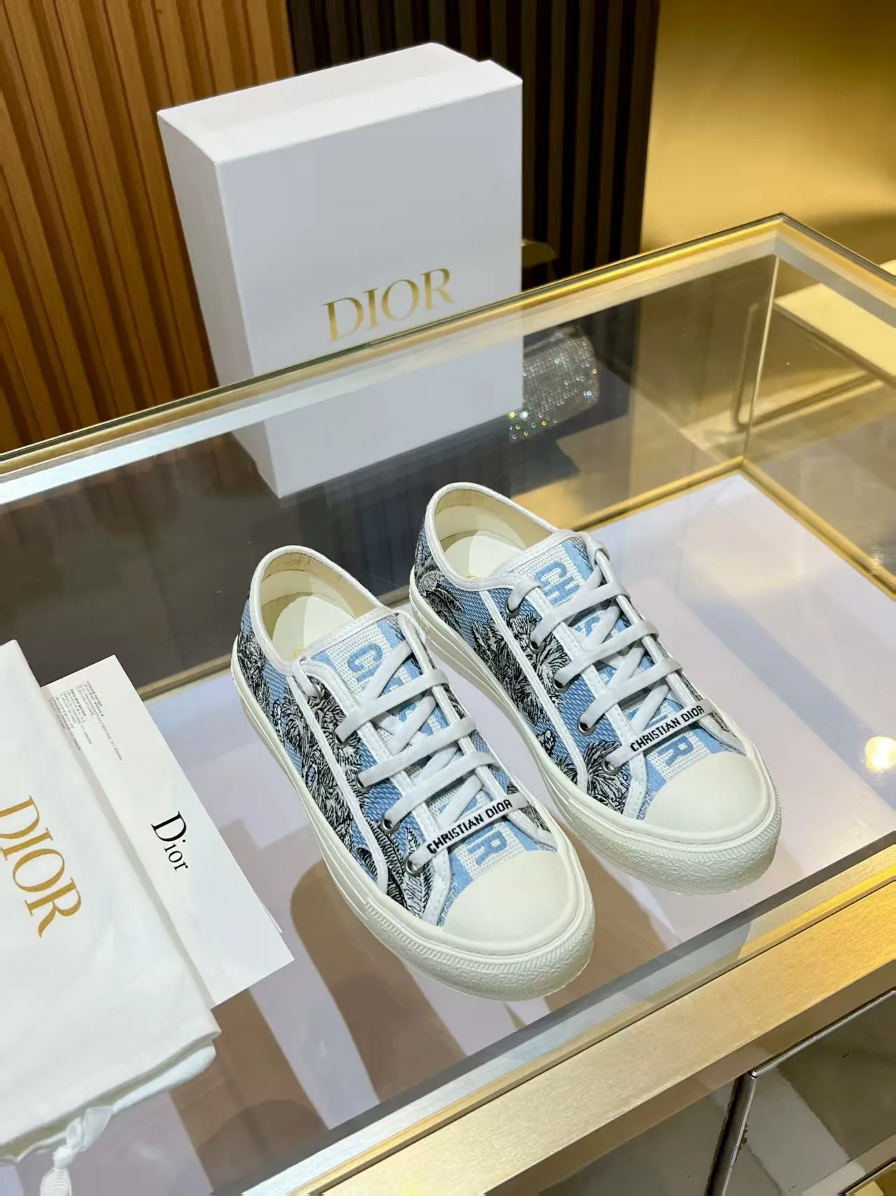 P230 上新啦 🔥🔥DIOR(迪奥)Dioriviera Walk'n'Dior 运动鞋,采用太空蓝和白色棉质刺绣 Palms 茹伊印花设计 在时尚的舞台上,Dior刺绣鞋是当之无愧的主角。细腻的针法游走于鞋面,每一针都倾注了匠人的心血,每一线都编织着艺术的诗篇。从繁复的花卉图案到灵动的几何纹理,刺绣如同赋予鞋子生命的魔法,让它在静态中也能展现出动态的美感。 穿上Dior刺绣鞋,仿佛踏入了一个充满艺术气息的梦幻世界。它不仅是一双鞋,更是一件行走的艺术品,将时尚与文化完美融合。无论是漫步在繁华的都市街头,还是出席重要的社交场合,Dior刺绣鞋都能为你的造型增添独特的魅力,成为众人瞩目的焦点。 选择Dior刺绣鞋,就是选择一种对品质的执着追求,对时尚的独特理解。让它陪伴你走过每一个精彩瞬间,留下属于你的时尚印记。 材质:内里羊皮 垫脚 丝绸牛皮 码数 35-41 跟高 3.5cm