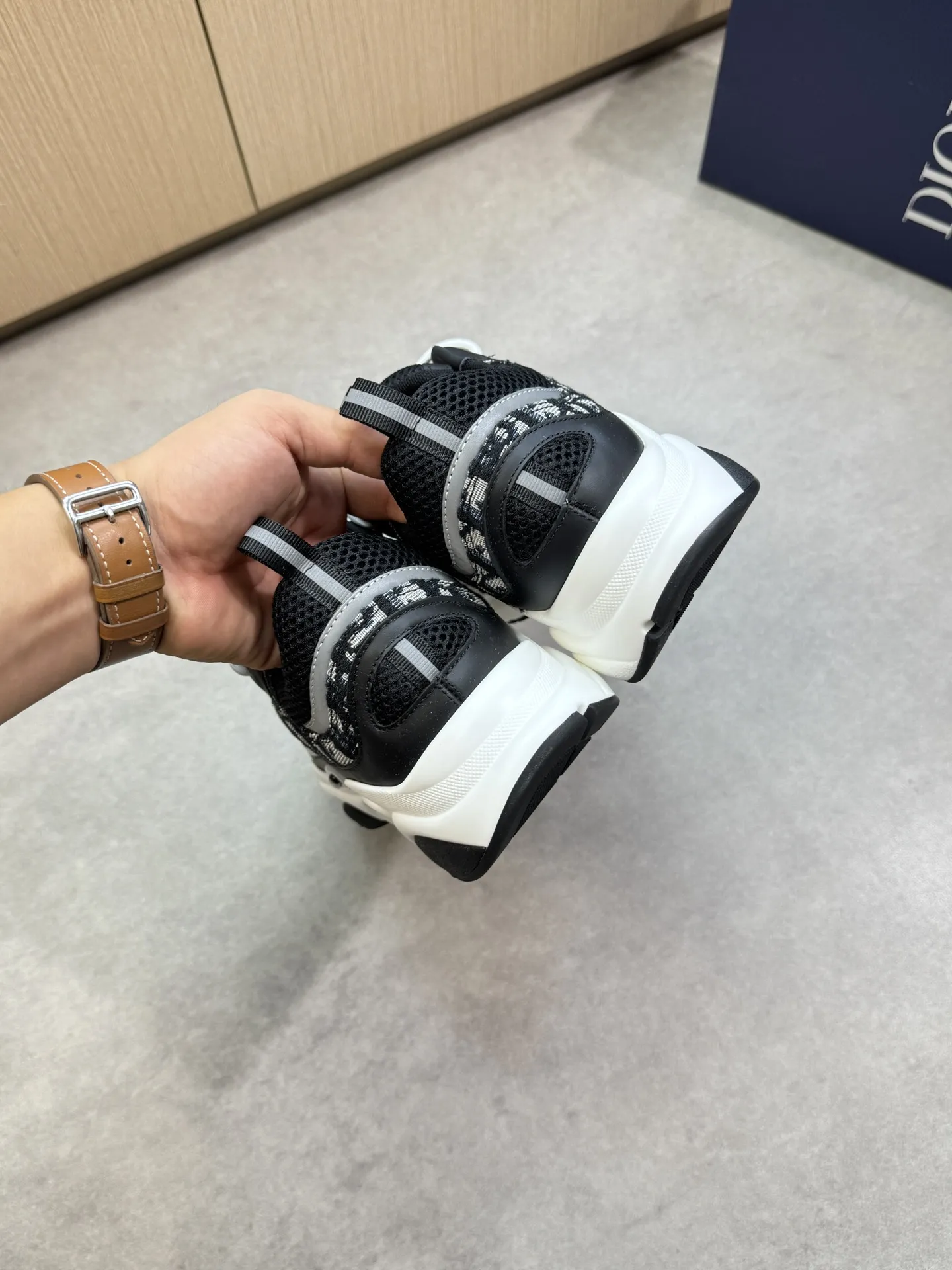 【 Dior】迪奥 P430💰 -高端品质 原单🔍🔍🔍休闲运动鞋 -鞋面:🔝纳帕小牛皮、高丝光网帆布匹、品牌图腾布匹、鞋舌.后跟;反光品牌织带 -内里:品牌帆布 -原版:超轻TPU发泡·橡胶;双色成型大底 -超高品控·做工精细:凸显(高端·贵气·档次) -Size :39-44(38、45、46,47,可订做)·D9285