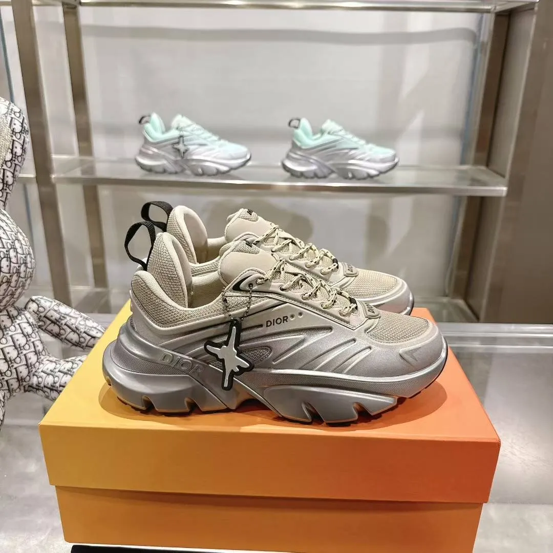 实价:380❤️❤️❤️ Dior迪奥B44最新款老爹运动鞋是秋季新品,以时髦复古风格丰富经典系列。精心制作,可全年与休闲造型搭配 顺应复古市场的趋势的 Dad Shoes风格鞋款鞋舌上的Dior标志 也注明了这双鞋是运用了质感细腻的皮革和网眼布面材质拼接成鞋身,鞋身两侧有显眼的字母CD 表明身份,鞋身多处线条勾勒细节 让鞋子看起来不那么单调、复古立体感十足!配送专柜精美包装🛍📦 ▪️ 面料:原版定制牛皮 ▪️ 内里:进口透气网里 ▪️ 鞋底:开模防滑大底 ▪️ Size:38-46