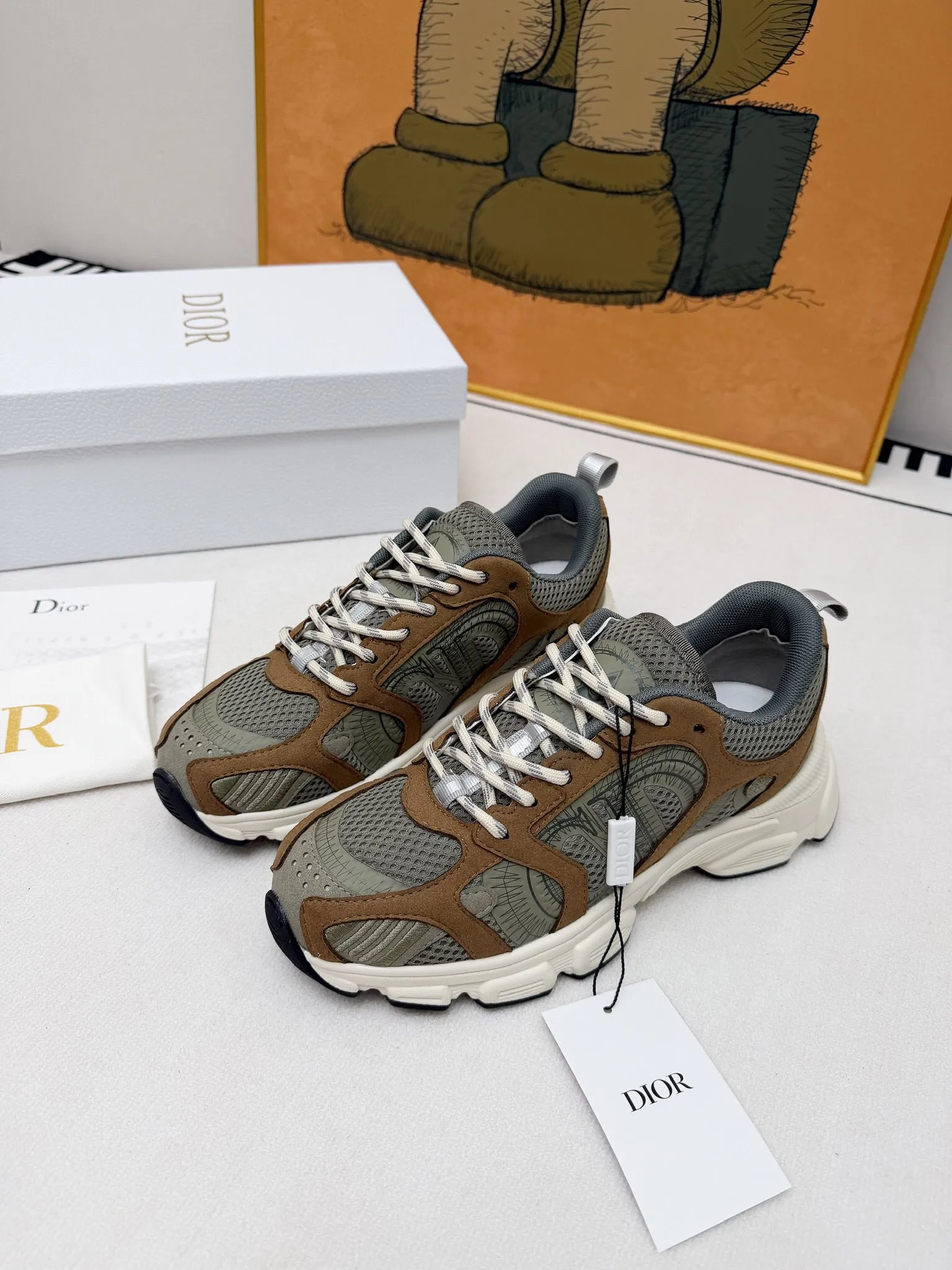 p320 2025迪家官网新色同步更新[玫瑰][玫瑰][玫瑰] 这款Dior Chrono 运动鞋以Dior的高订风格重新演绎跑步鞋。军绿色网眼织物搭配同色调绒面牛皮革镶片，饰以经典细节彰显格调，包括侧面的CD标志、鞋舌上的星星补丁和后侧的 Dior 标志。采用双色鞋带，轻盈鞋底搭配星星图案，可全年打造休闲造型 价格：P 码数：35-41（35/42可定做不退不换）