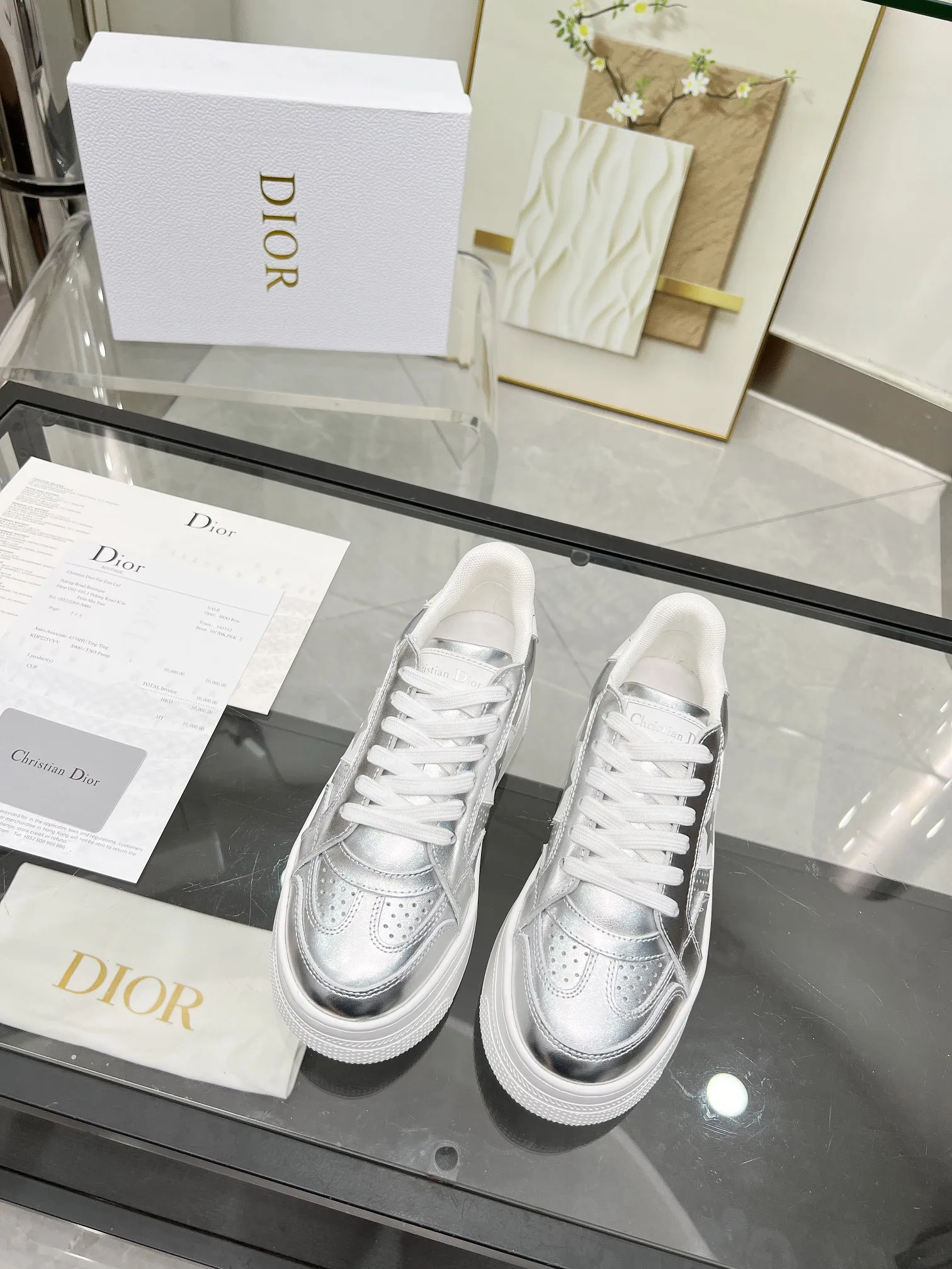 p230 [庆祝]迪家新花色官网同步更新啦 这款 Dior Star运动鞋是一款时尚单品，明星运动鞋，提高了现代风格的标志线。鞋面采用银色贴膜皮精心裁制而成，两侧则饰有银色CD签名和星星图案，彰显独特魅力。厚而超轻的标志性鞋底增高5cm，这款运动鞋一年四季都可以与休闲装搭配 码数：35-41 欢迎上图下单[玫瑰][玫瑰][玫瑰]