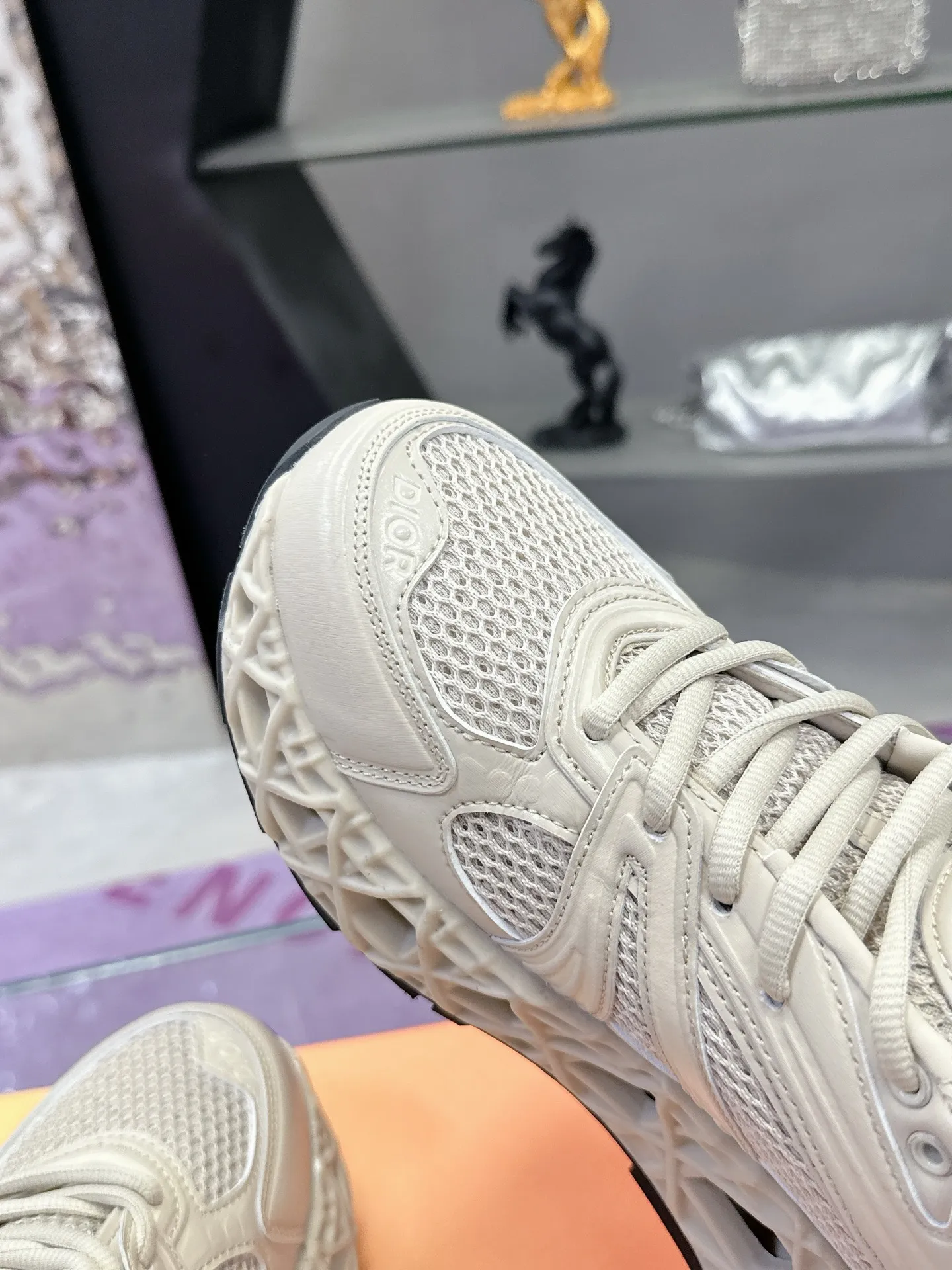 工厂价:370(代购版👍) 迪奥Dior25新款低帮运动鞋,采用进口网眼织物精心制作,搭配曲纹藤格纹注塑橡胶提升格调,全新演绎经典图案,彰显未来主义的风格。鞋舌和正面饰以Dior标志,孔眼突显徒步鞋的风格 CD Diamond抽绳彰显科技魅力。纹理凹口厚底采用橡胶精心制作,提供理想的抓地力,加固鞋跟缔造舒适非凡的穿着体验。可与运动服饰和休闲装扮搭配,打造精致造型。 Size: 39-44 (45定制)