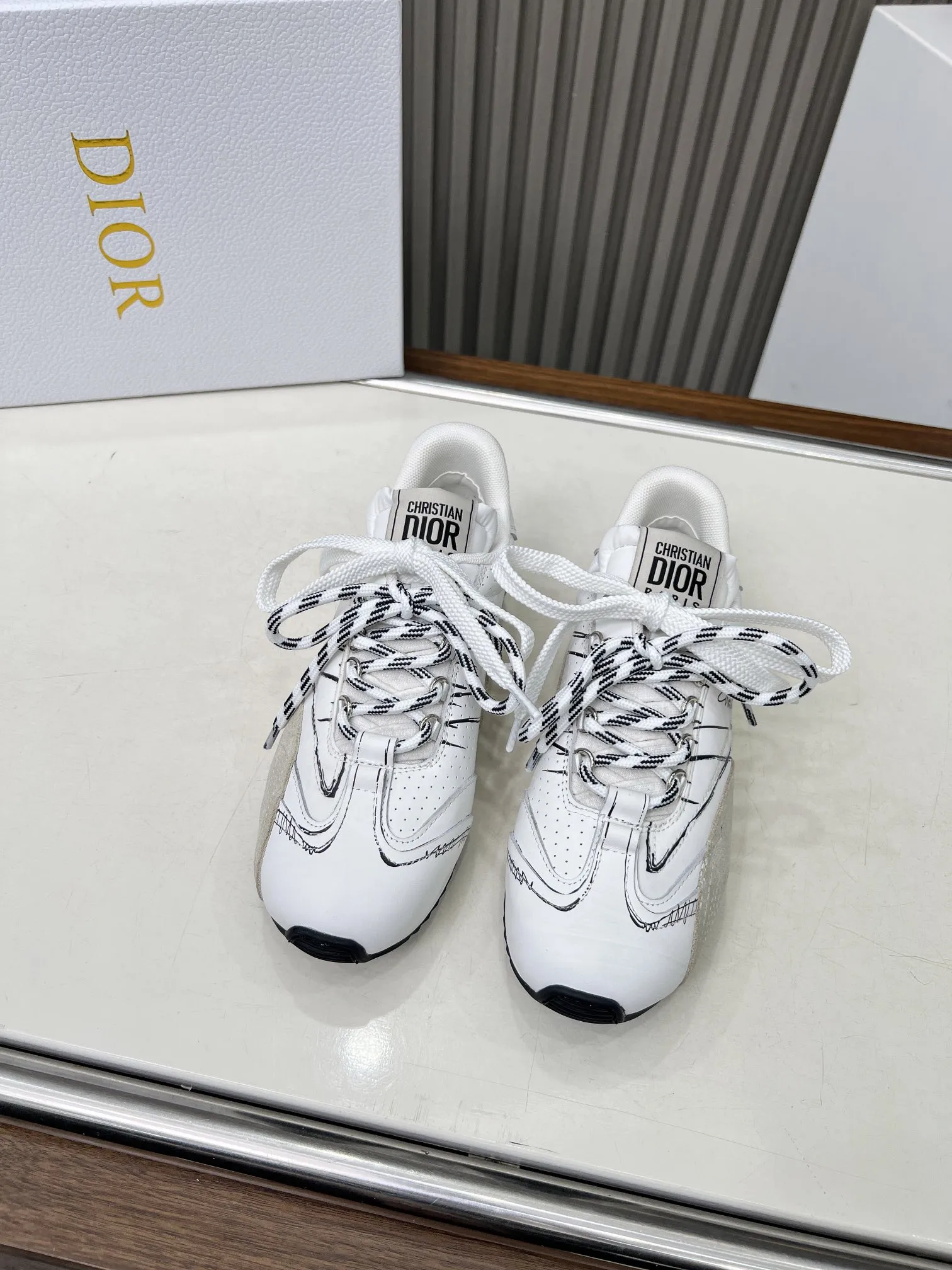 p270 这款 D-Sketch运动鞋是二零二五春夏成衣系列新品,彰显经典的复古美学。采用金色调褶皱羊皮革和金色调叠层牛皮革等材质精心制作,饰以灵感源自鞋履制作阶段的印花标志,搭配米色绒面牛皮革镶片和双鞋带。侧面饰以手写风格的Christian Dior Paris标志,鞋跟和鞋舌点缀以Christian Dior Paris 标志镶片和标牌。搭配双色纤薄橡胶鞋底更显精致,可为各式休闲造型增添高订气质。 码数:35~41(男款打板中) 颜色:黑 白 金 银